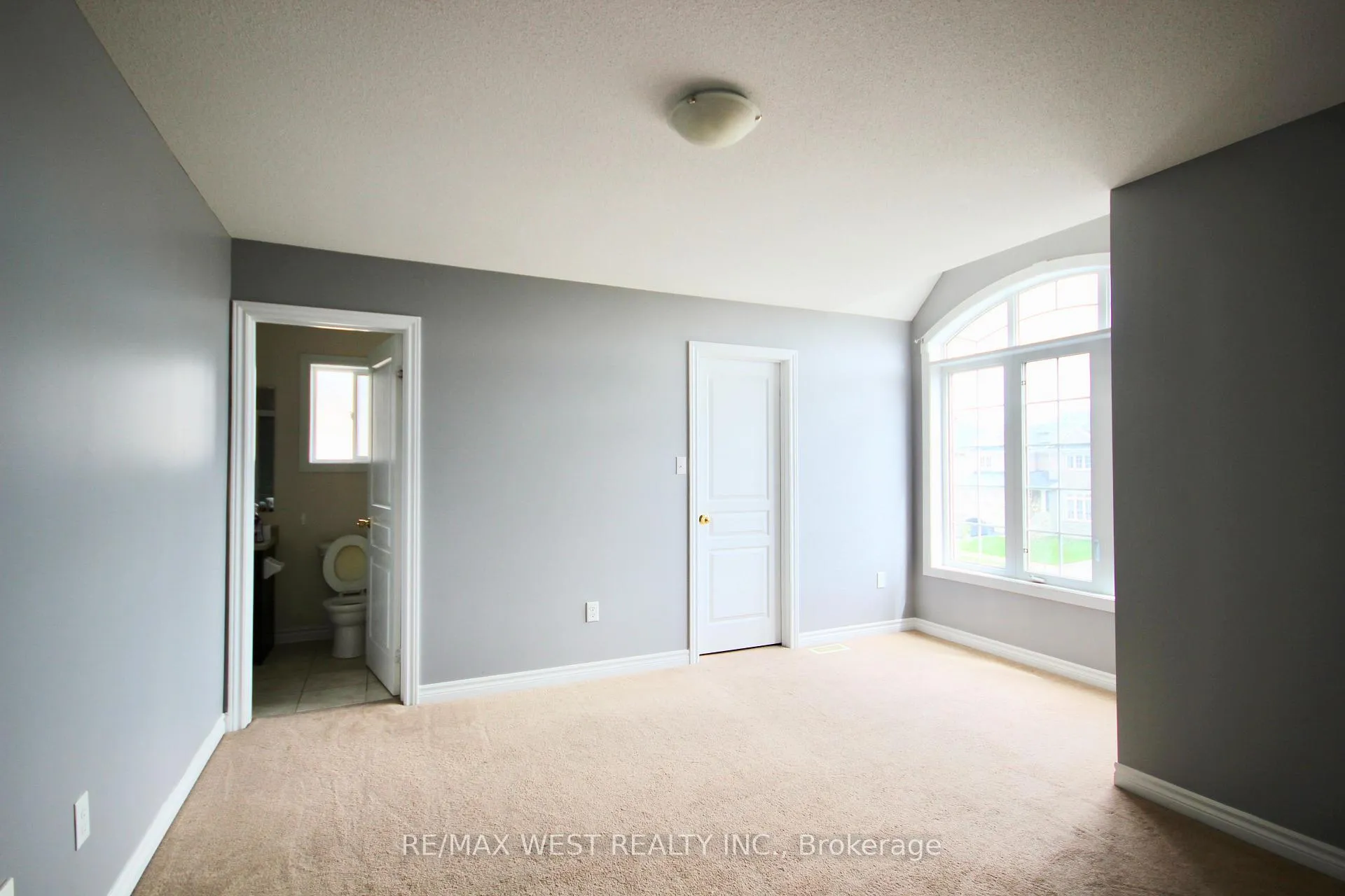 Photo 29 of Unit Main, 152 The Queensway, Barrie, Innis-Shore — HOMEH