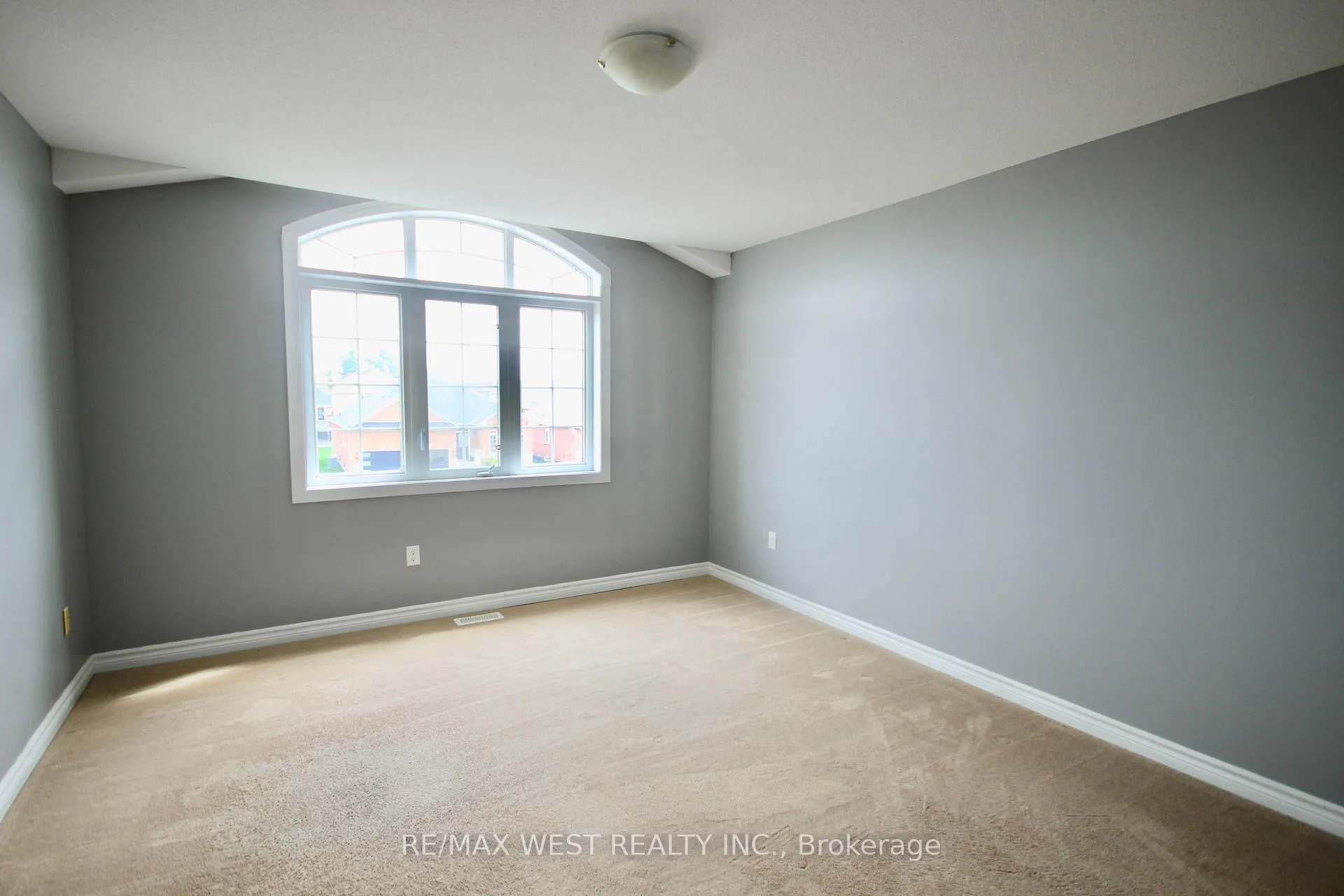 Photo 30 of Unit Main, 152 The Queensway, Barrie, Innis-Shore — HOMEH