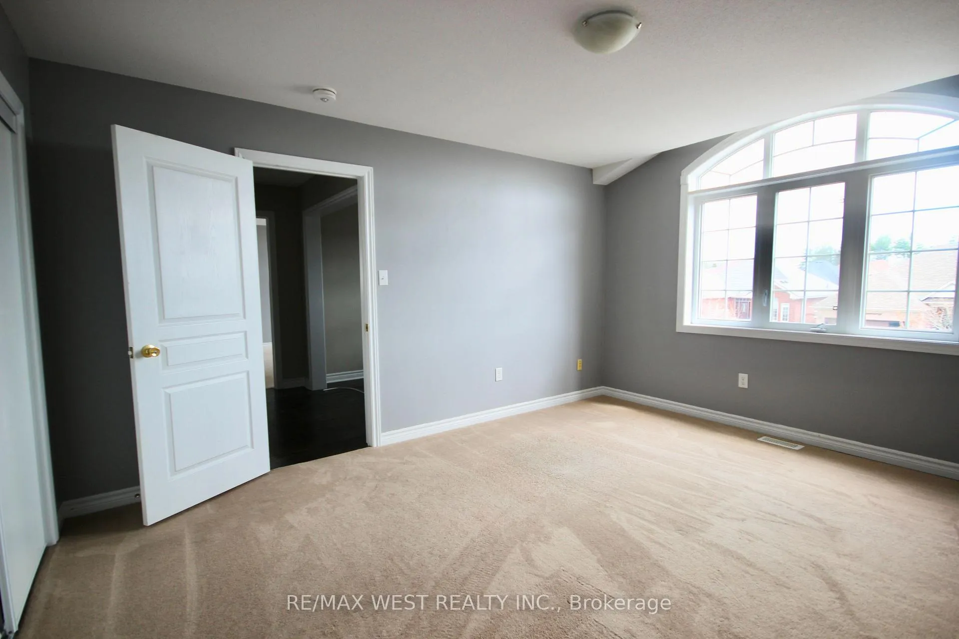 Photo 32 of Unit Main, 152 The Queensway, Barrie, Innis-Shore — HOMEH