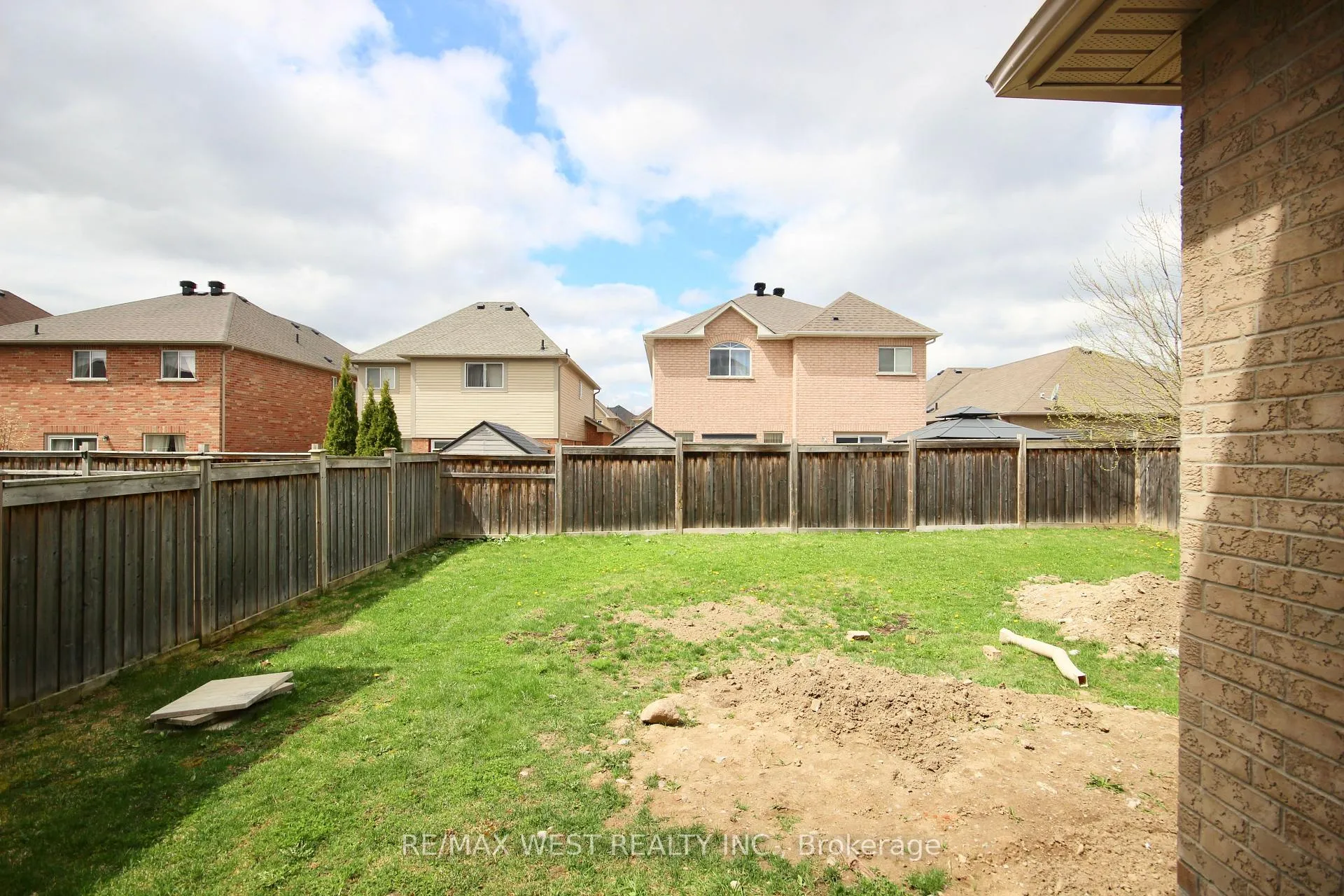 Photo 34 of Unit Main, 152 The Queensway, Barrie, Innis-Shore — HOMEH