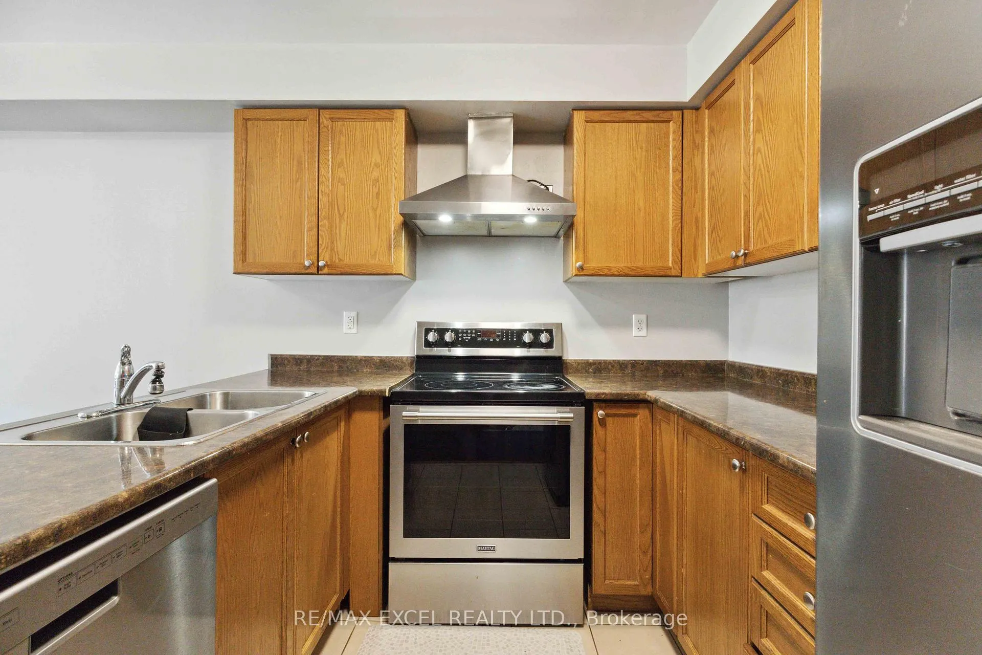 Photo 12 of 26 Farmstead Drive, Clarington, Bowmanville — HOMEH
