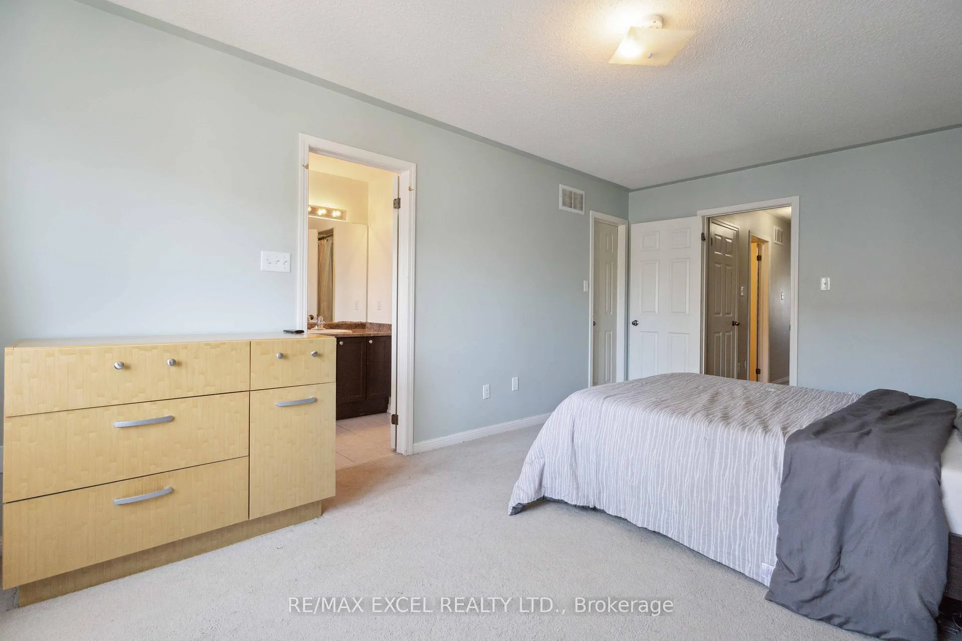 Photo 21 of 26 Farmstead Drive, Clarington, Bowmanville — HOMEH