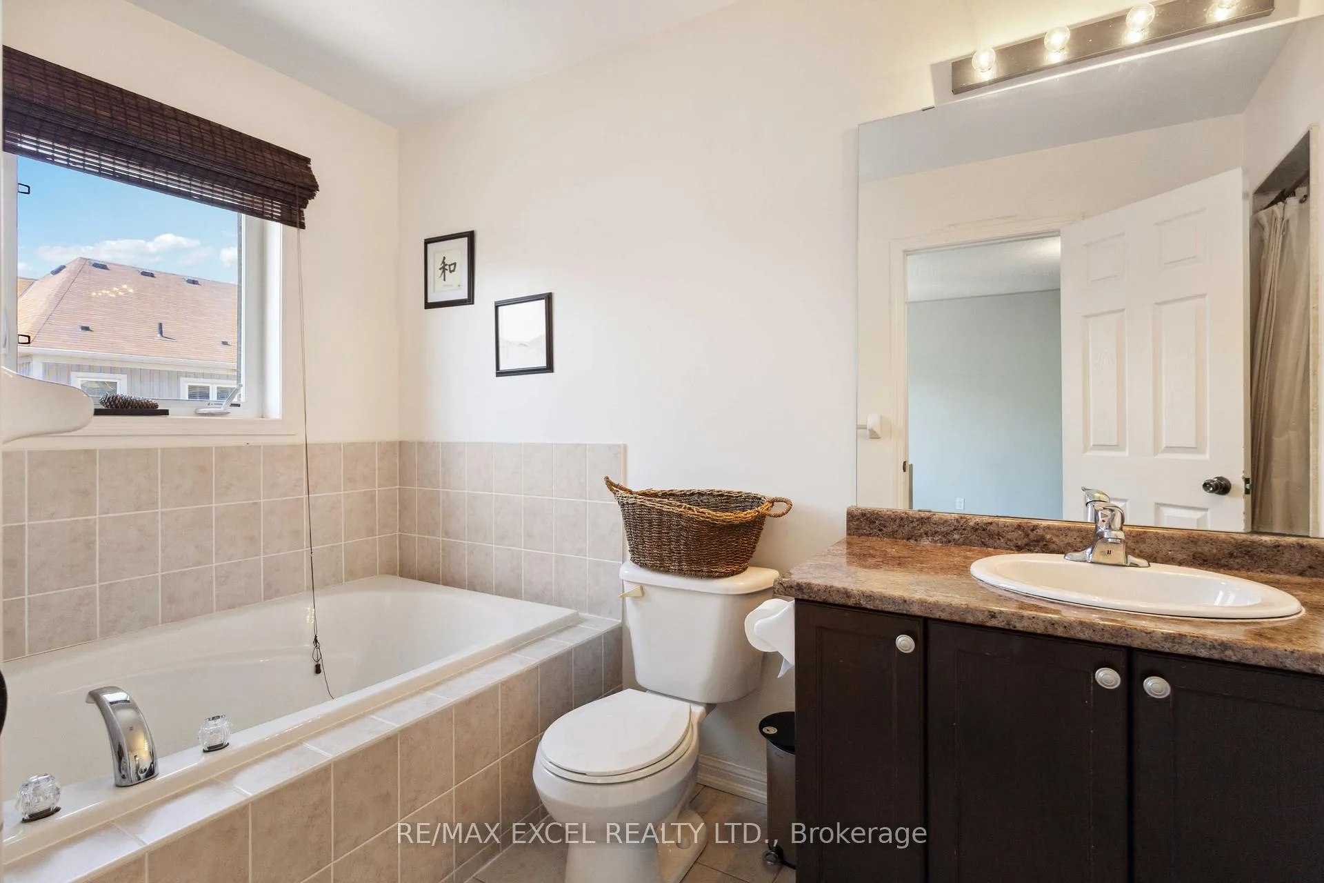 Photo 22 of 26 Farmstead Drive, Clarington, Bowmanville — HOMEH