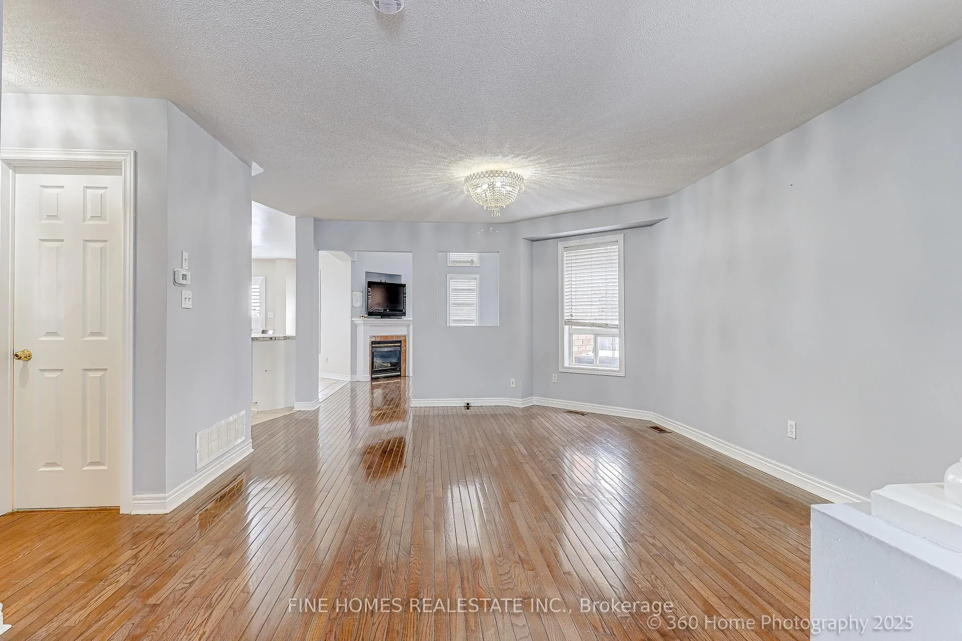 Photo 3 of Unit Upper, 304 drummond Drive, Vaughan, Maple — HOMEH