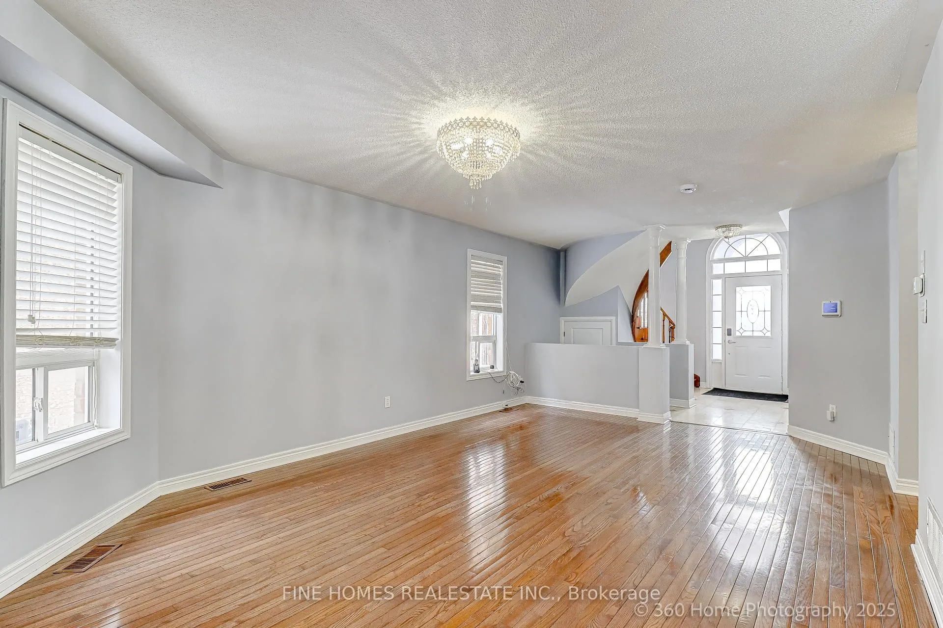 Photo 5 of Unit Upper, 304 drummond Drive, Vaughan, Maple — HOMEH