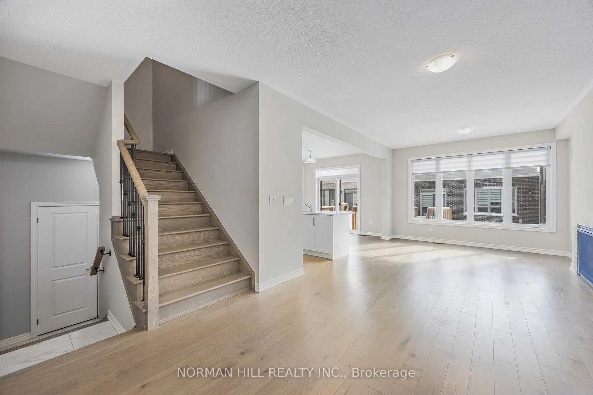 Photo 5 of 102 Shepherd Drive, Barrie, Painswick South — HOMEH