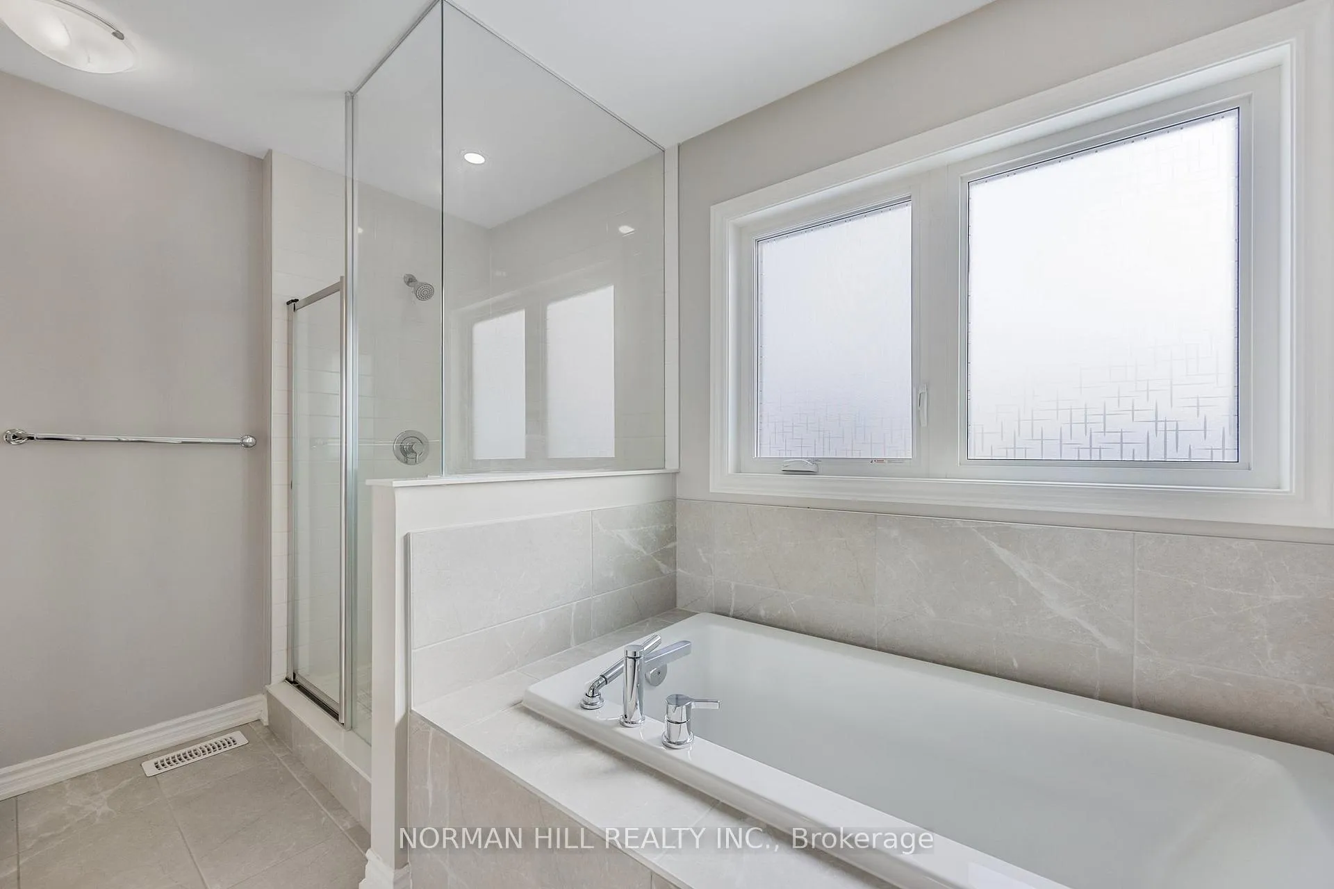 Photo 33 of 102 Shepherd Drive, Barrie, Painswick South — HOMEH