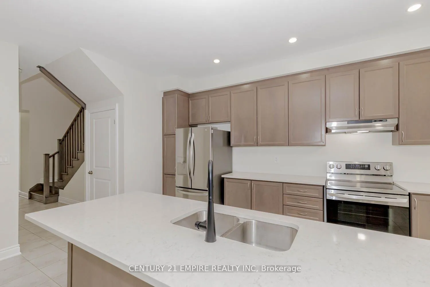 Photo 6 of Unit Main, 90 Eberly Woods Drive, Caledon, Rural Caledon — HOMEH
