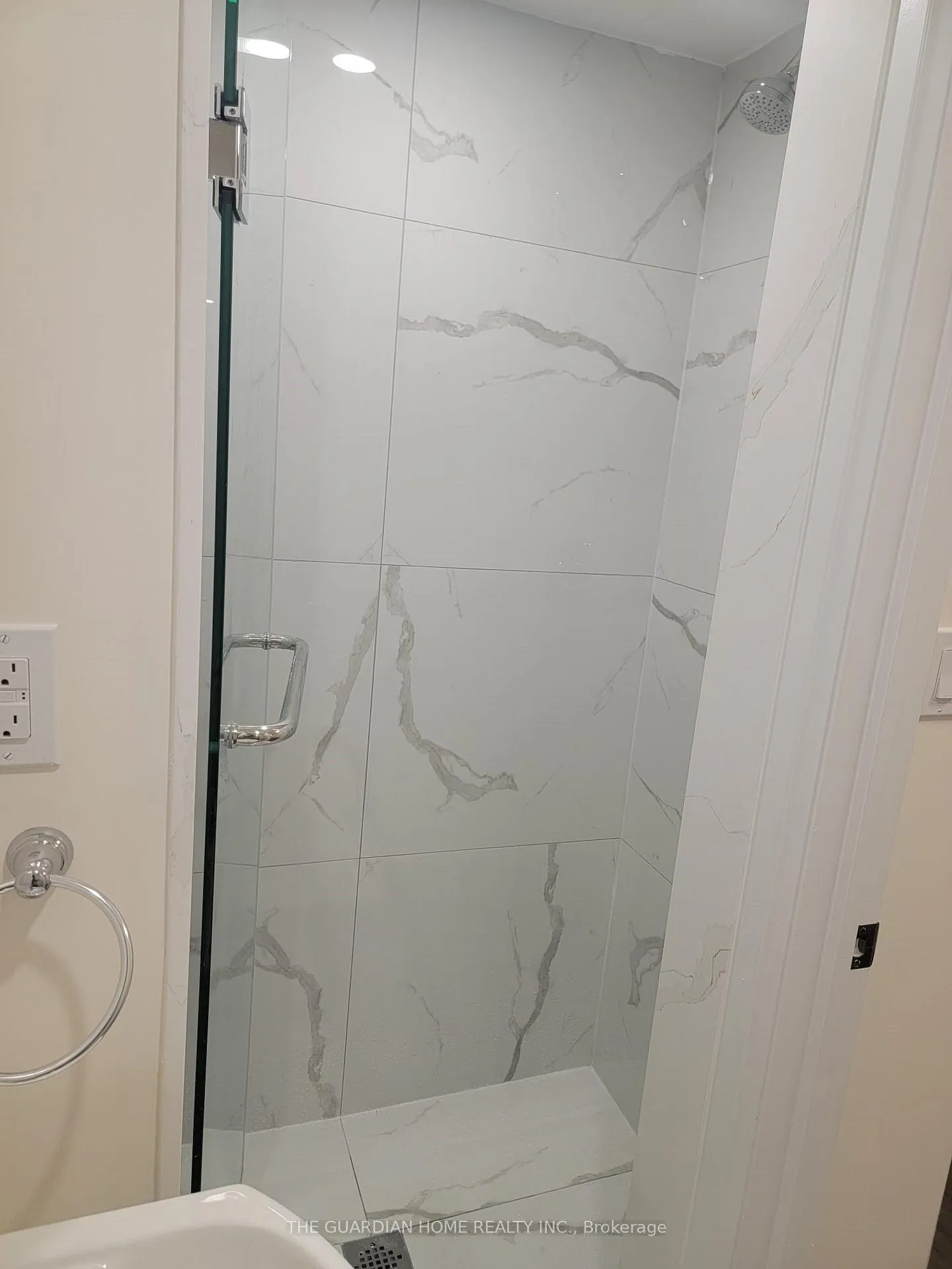 Photo 3 of 192 Bralorne Trail, Pickering, Amberlea — HOMEH