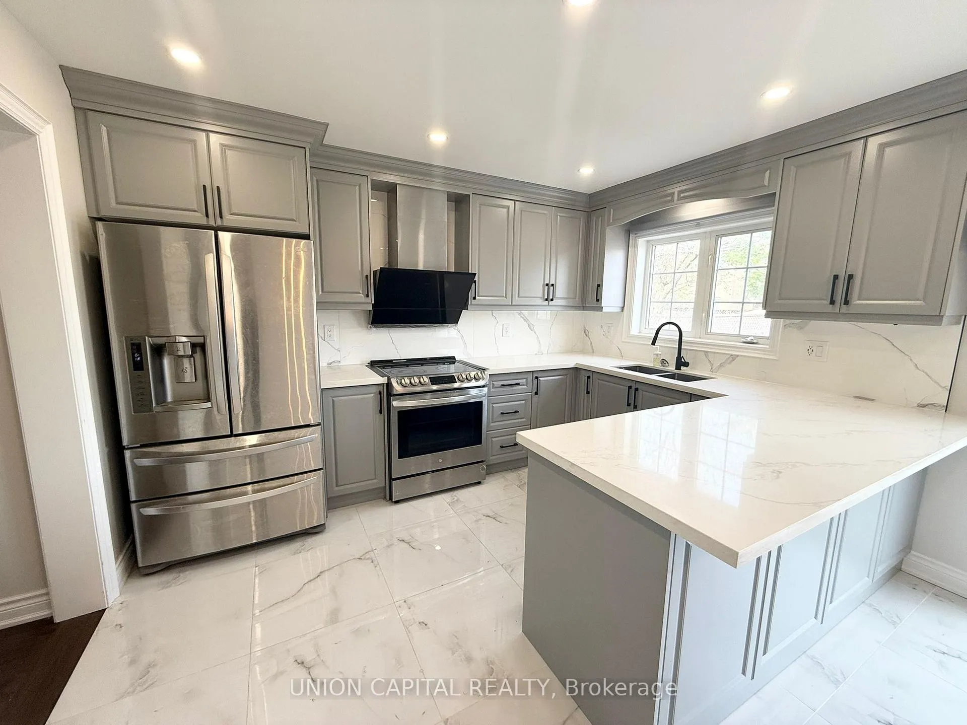 Photo 5 of 93 Ferncliffe Crescent, Markham, Cedarwood — HOMEH