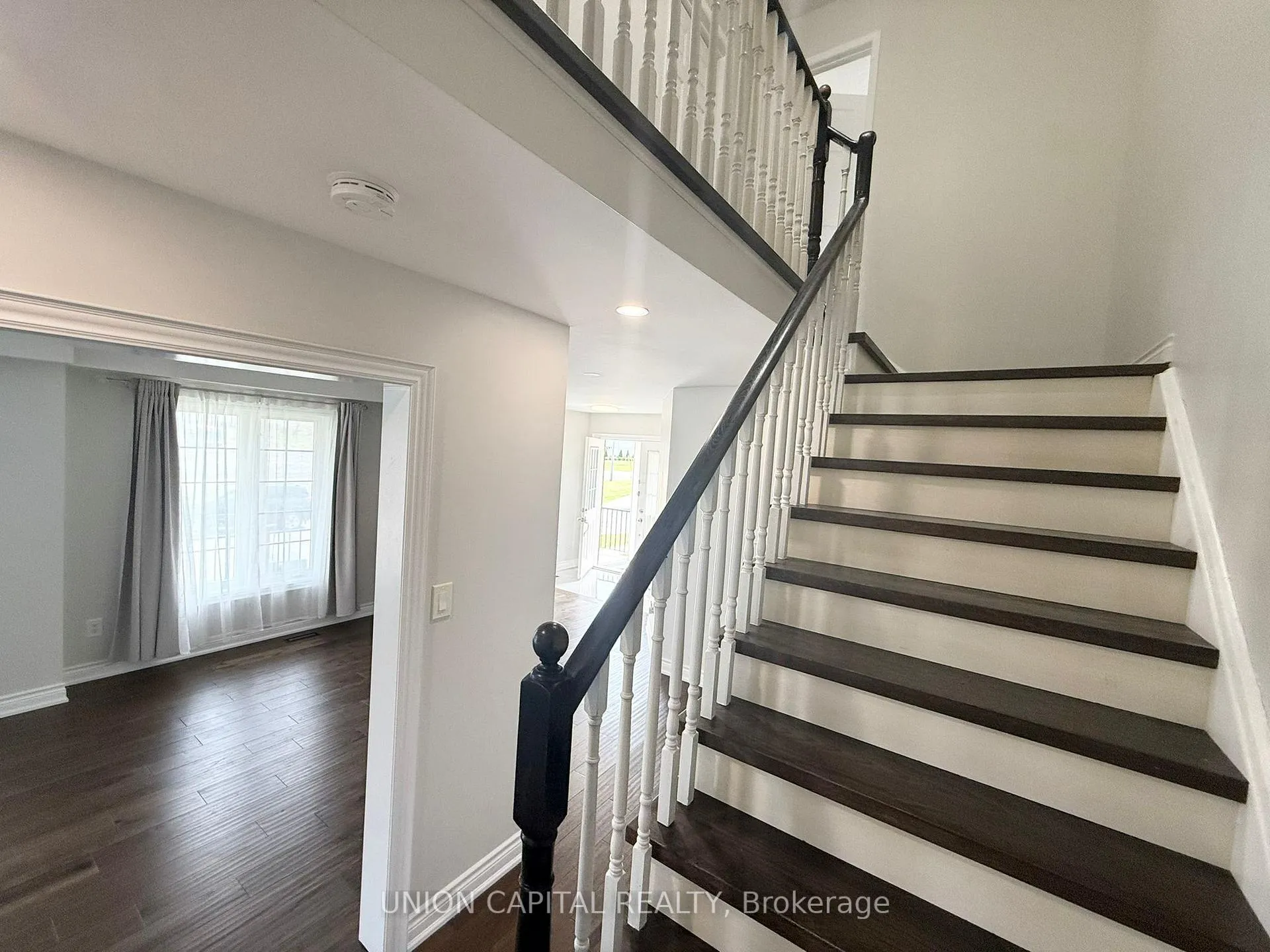 Photo 11 of 93 Ferncliffe Crescent, Markham, Cedarwood — HOMEH