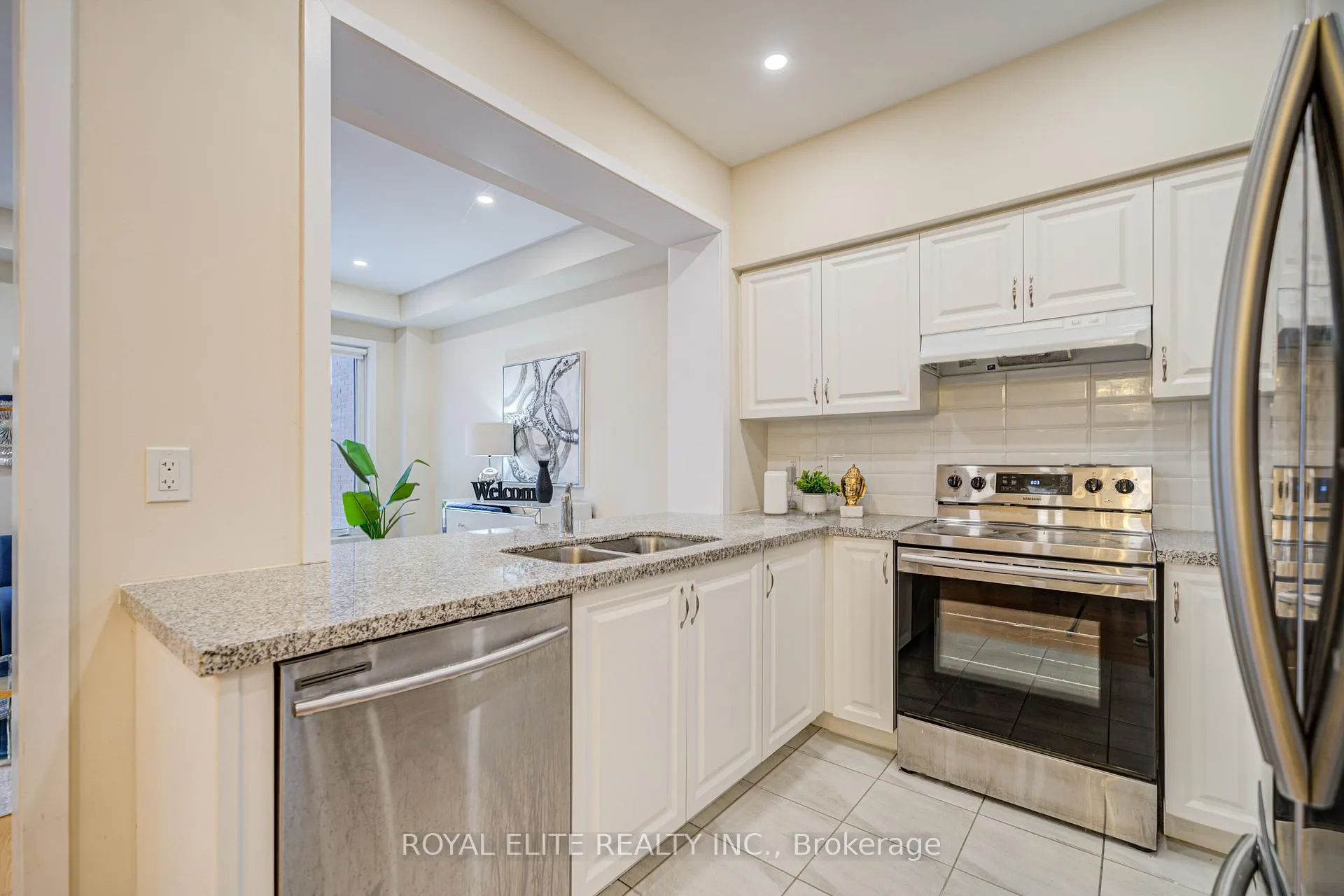 Photo 15 of 161 Badgerow Way, Aurora, Rural Aurora — HOMEH