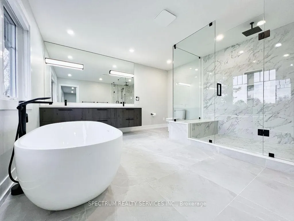 Photo 32 of 16 McGuire Court, King, Schomberg — HOMEH