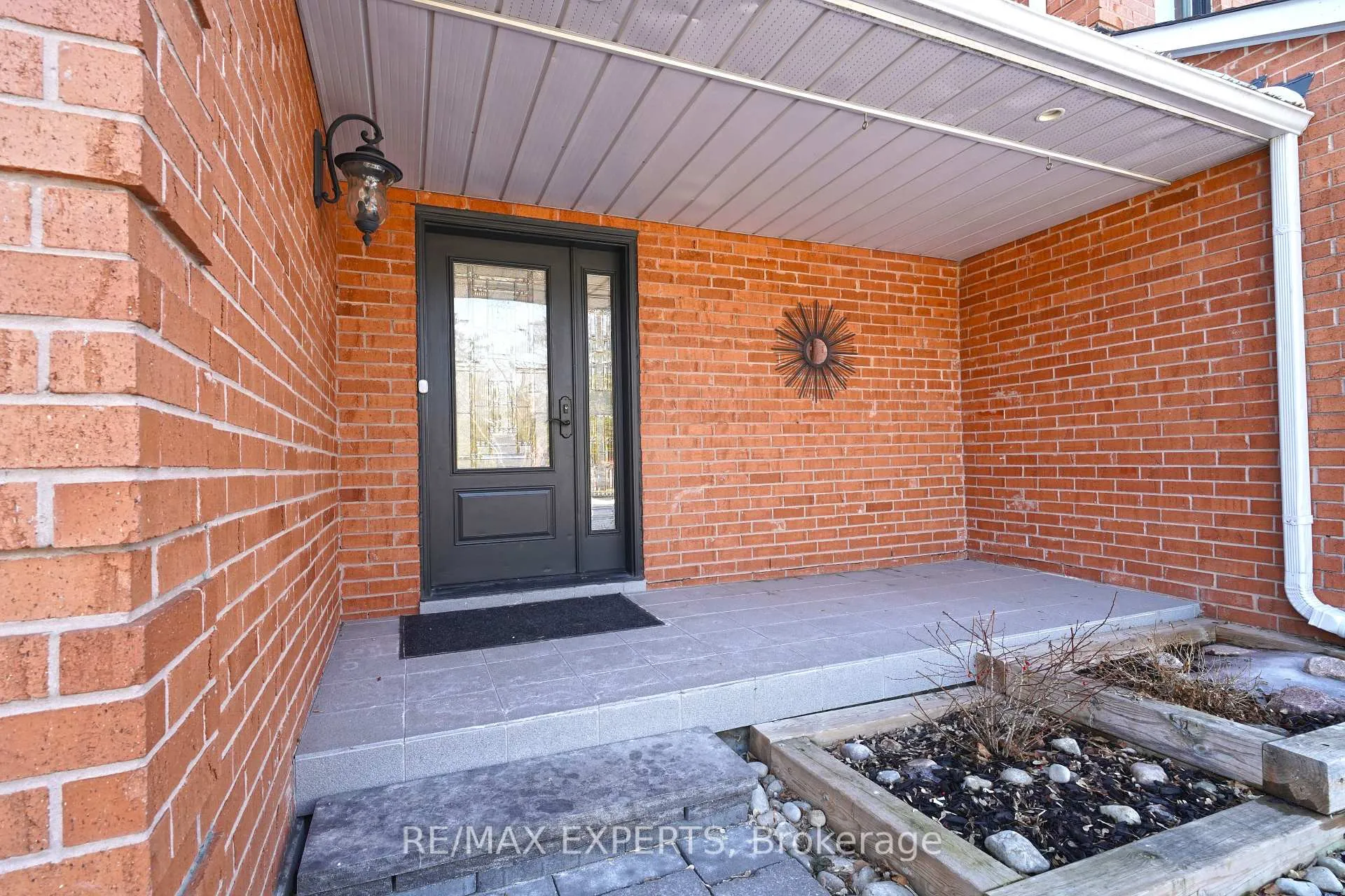 Photo 3 of 48 Sackville Street, Caledon, Bolton West — HOMEH