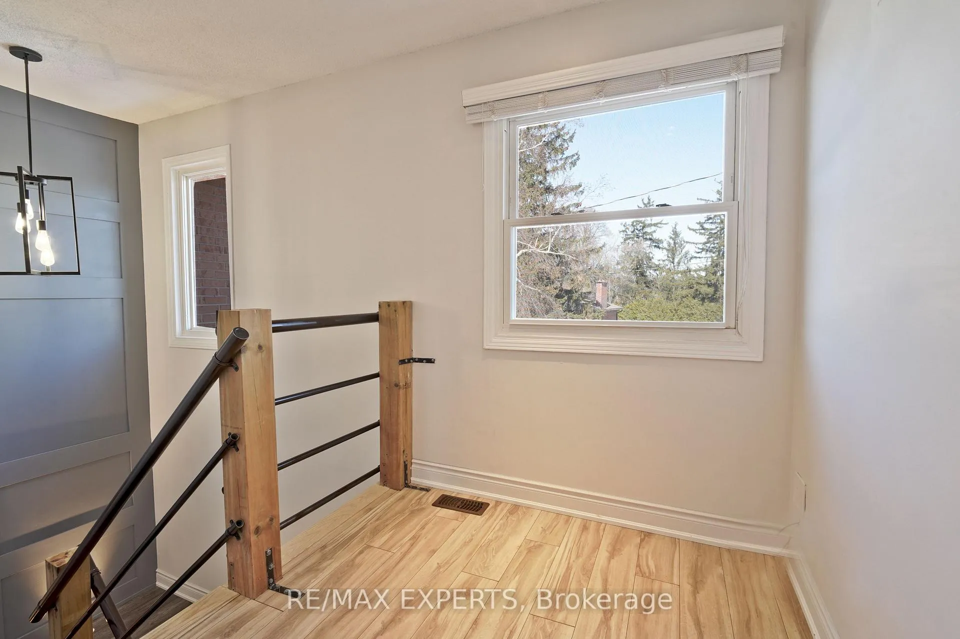 Photo 13 of 48 Sackville Street, Caledon, Bolton West — HOMEH