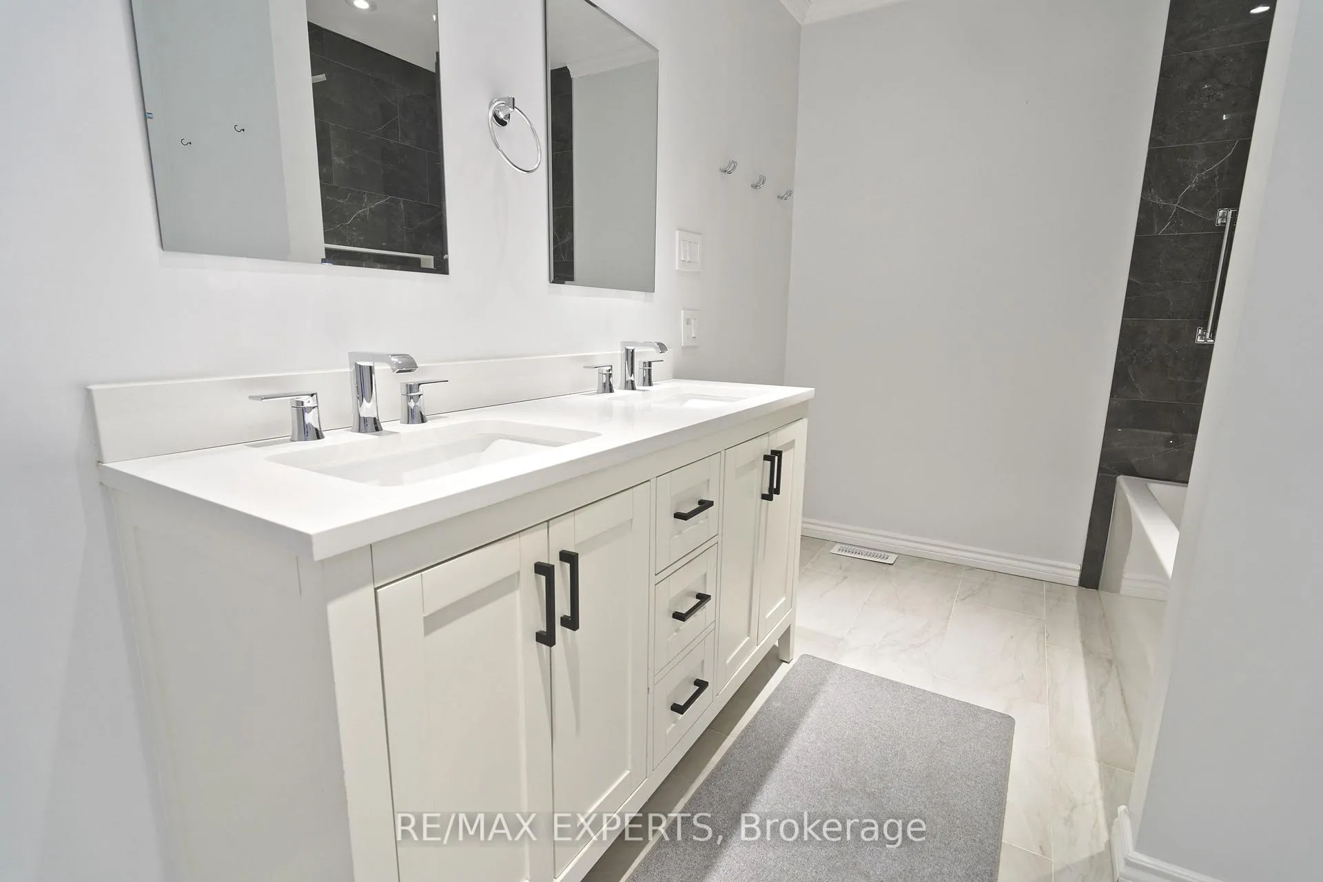 Photo 17 of 48 Sackville Street, Caledon, Bolton West — HOMEH