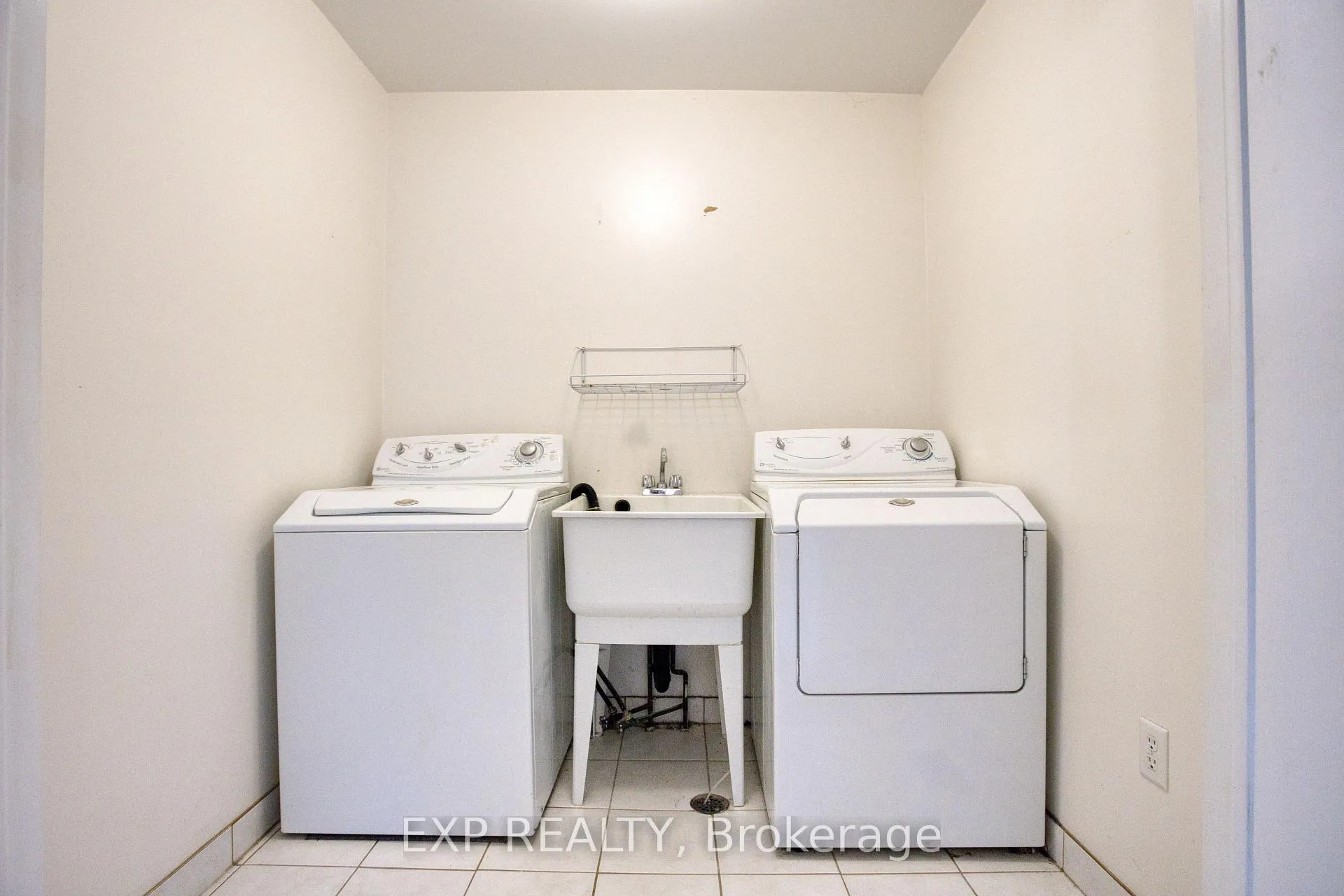 Photo 27 of 20 Goldeye Drive, Hamilton, Winona Park — HOMEH