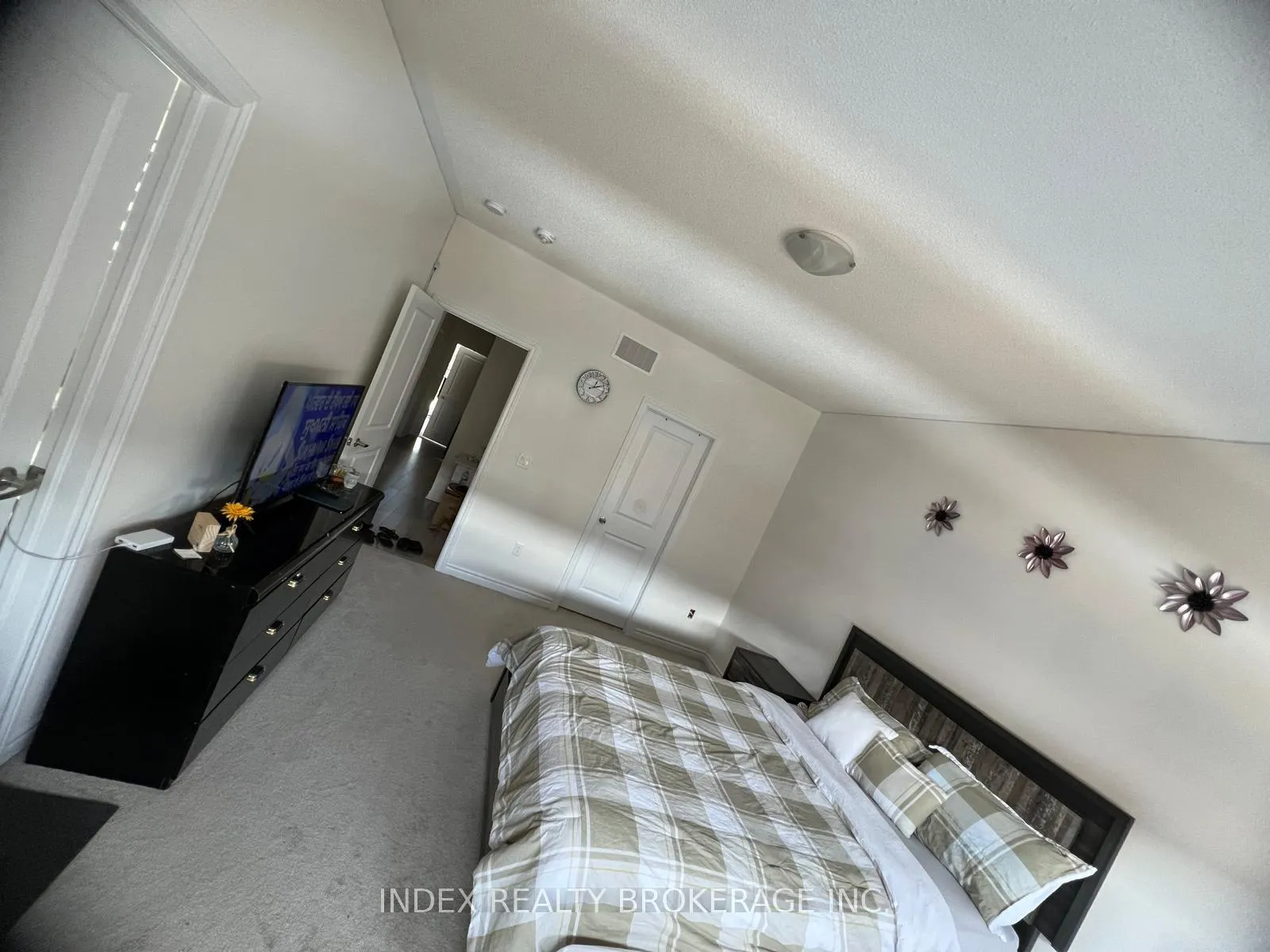 Photo 15 of 24 Calabria Drive, Caledon, Rural Caledon — HOMEH