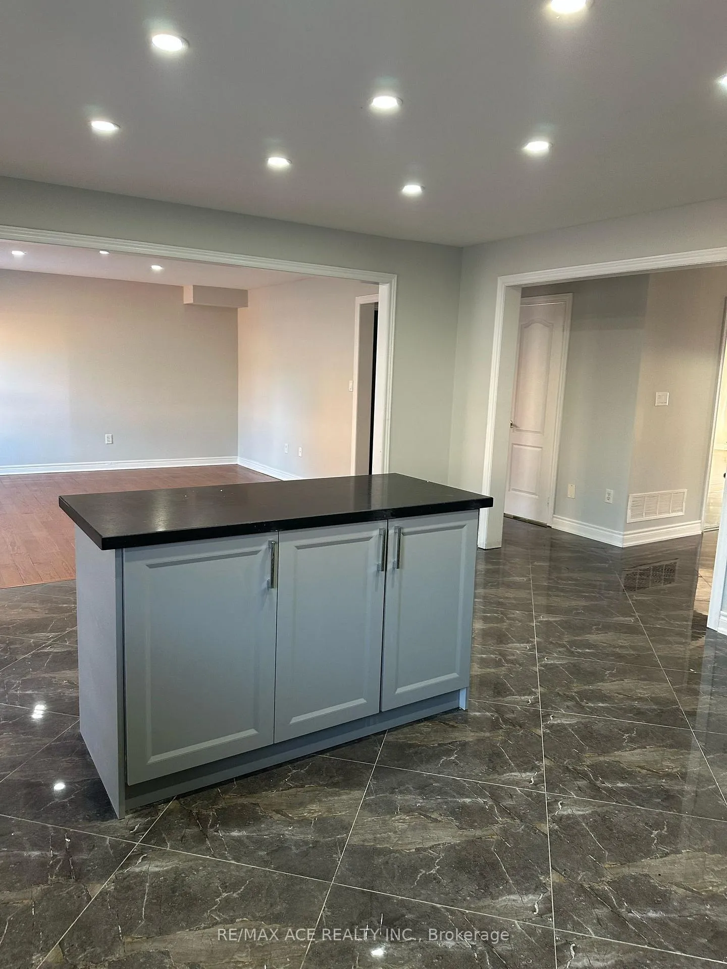 Photo 8 of 252 Van Scott Drive, Brampton, Northwest Sandalwood Parkway — HOMEH