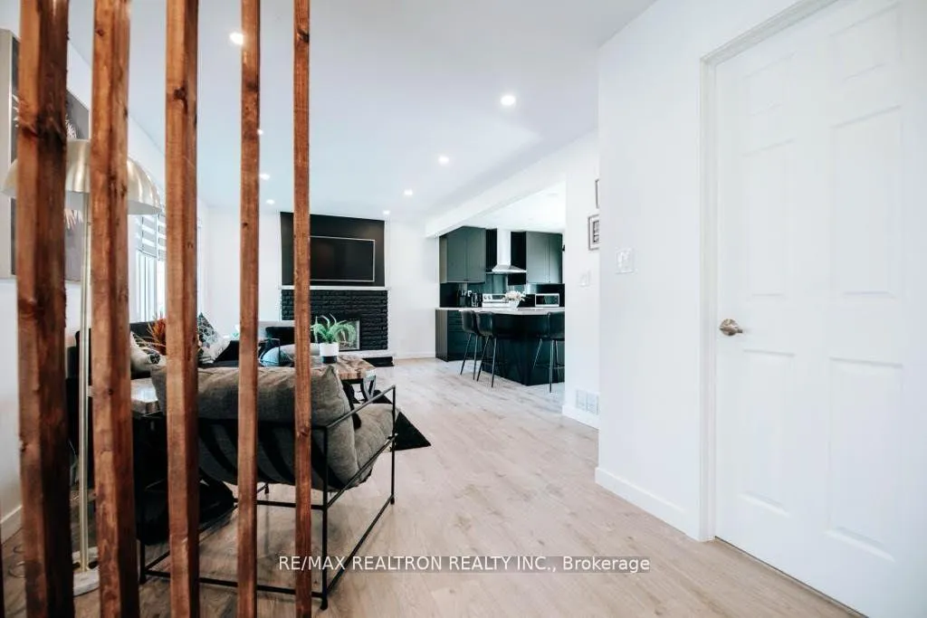 Photo 5 of 31 Goodman Crescent, Vaughan, Maple — HOMEH