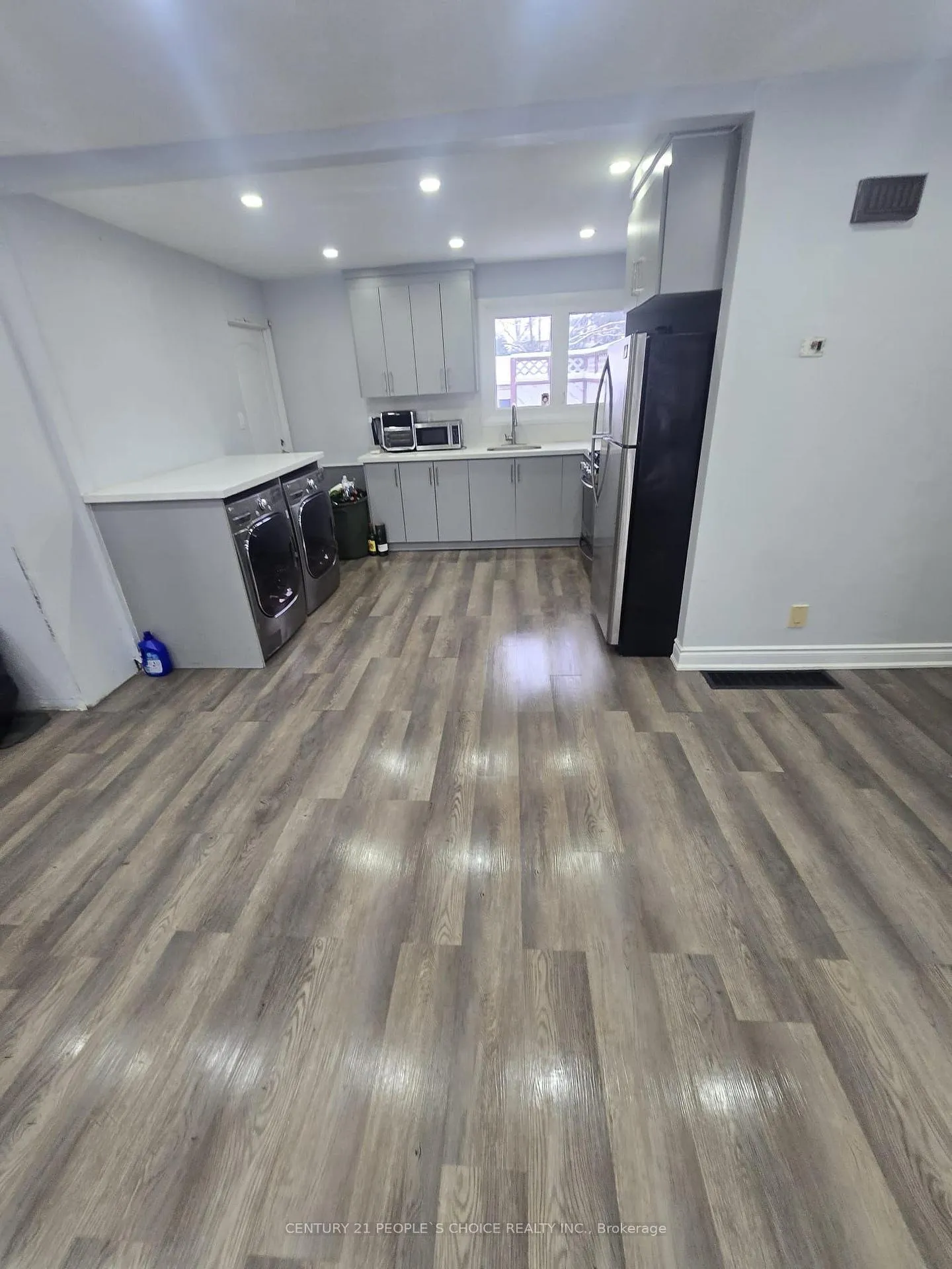 Photo 4 of Unit Upper, 21 Moore Street, Brampton, Brampton West — HOMEH