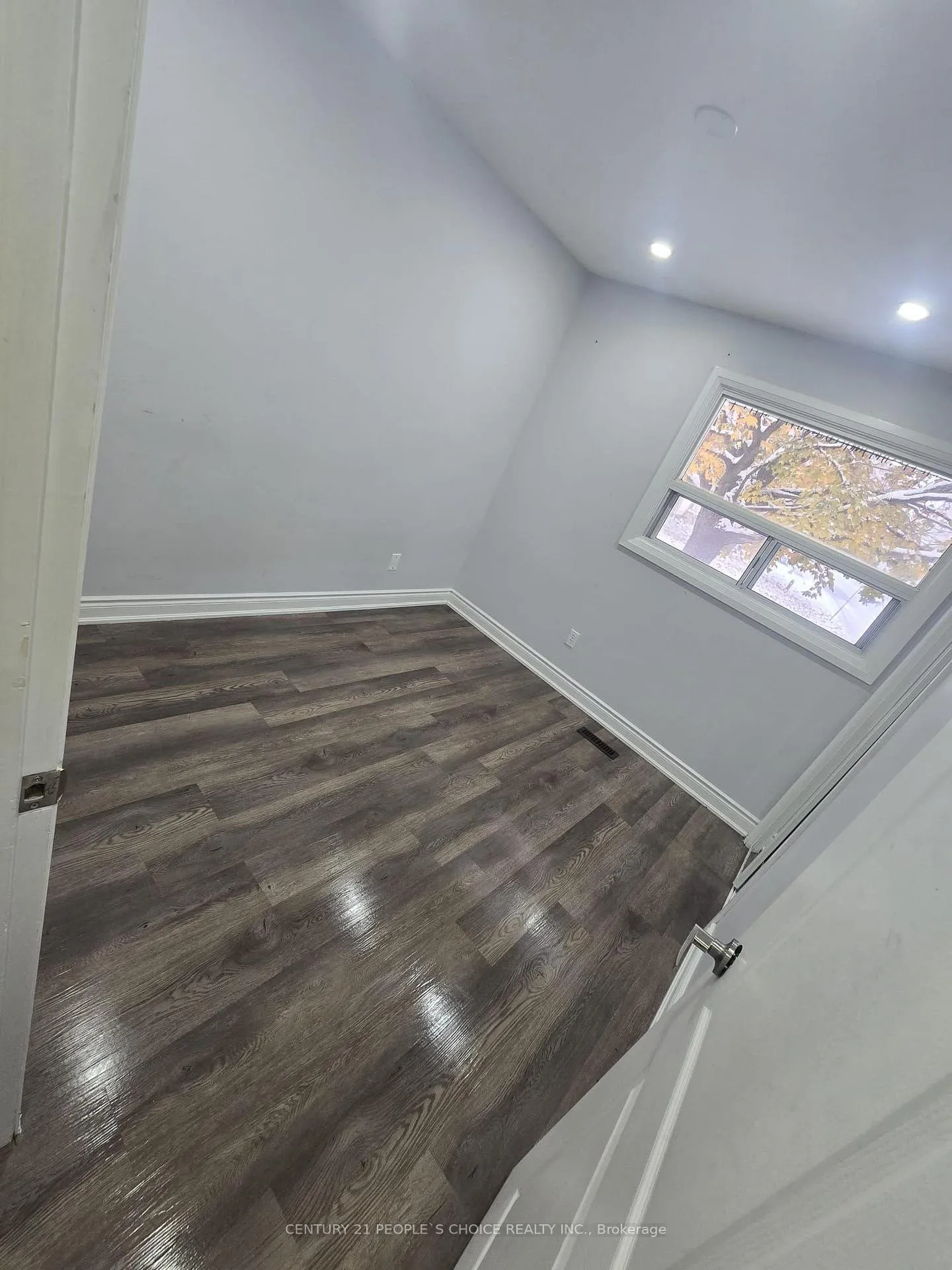 Photo 7 of Unit Upper, 21 Moore Street, Brampton, Brampton West — HOMEH