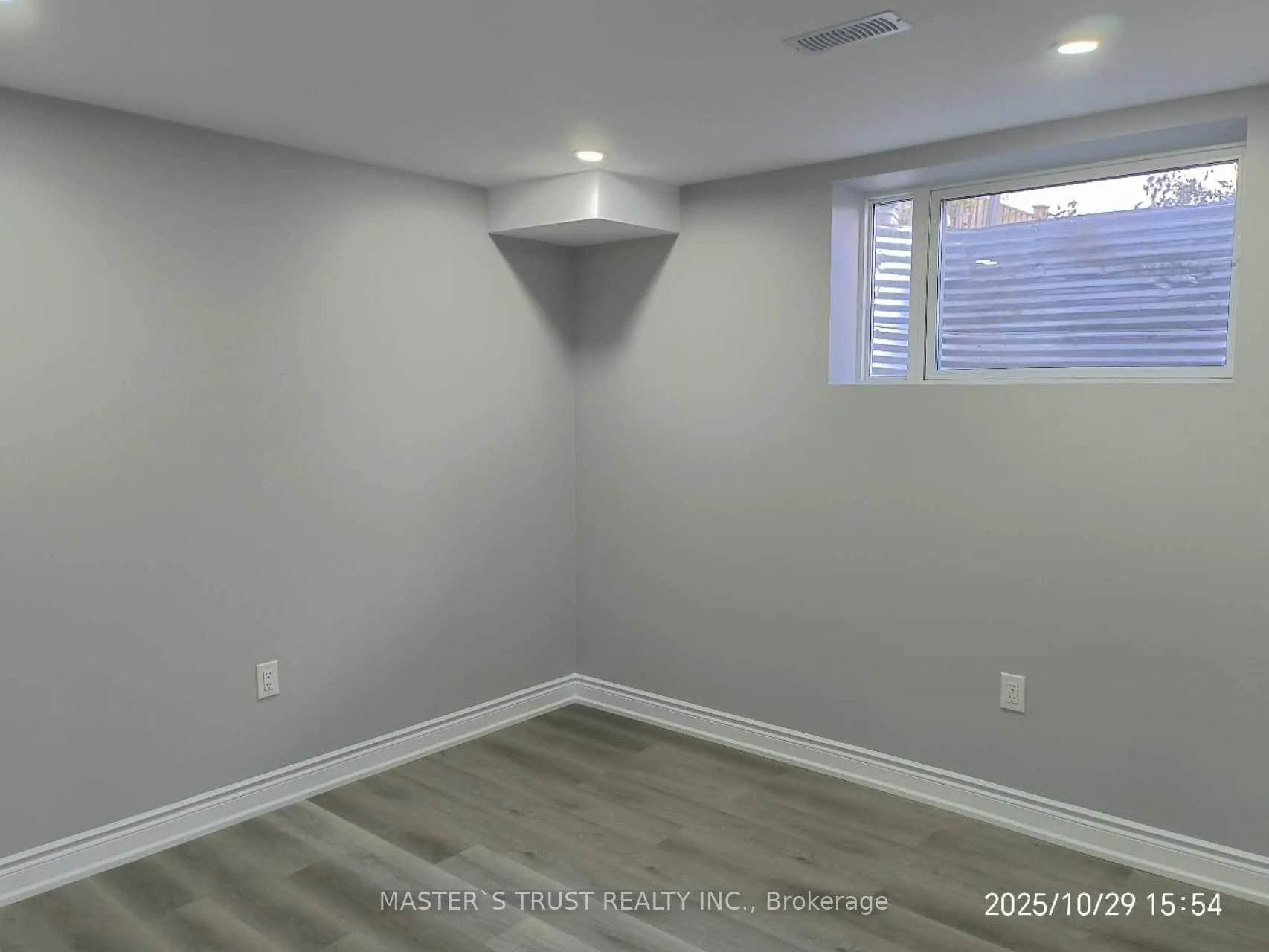 Photo 5 of 100 Kirvan Drive, Guelph, Kortright East — HOMEH