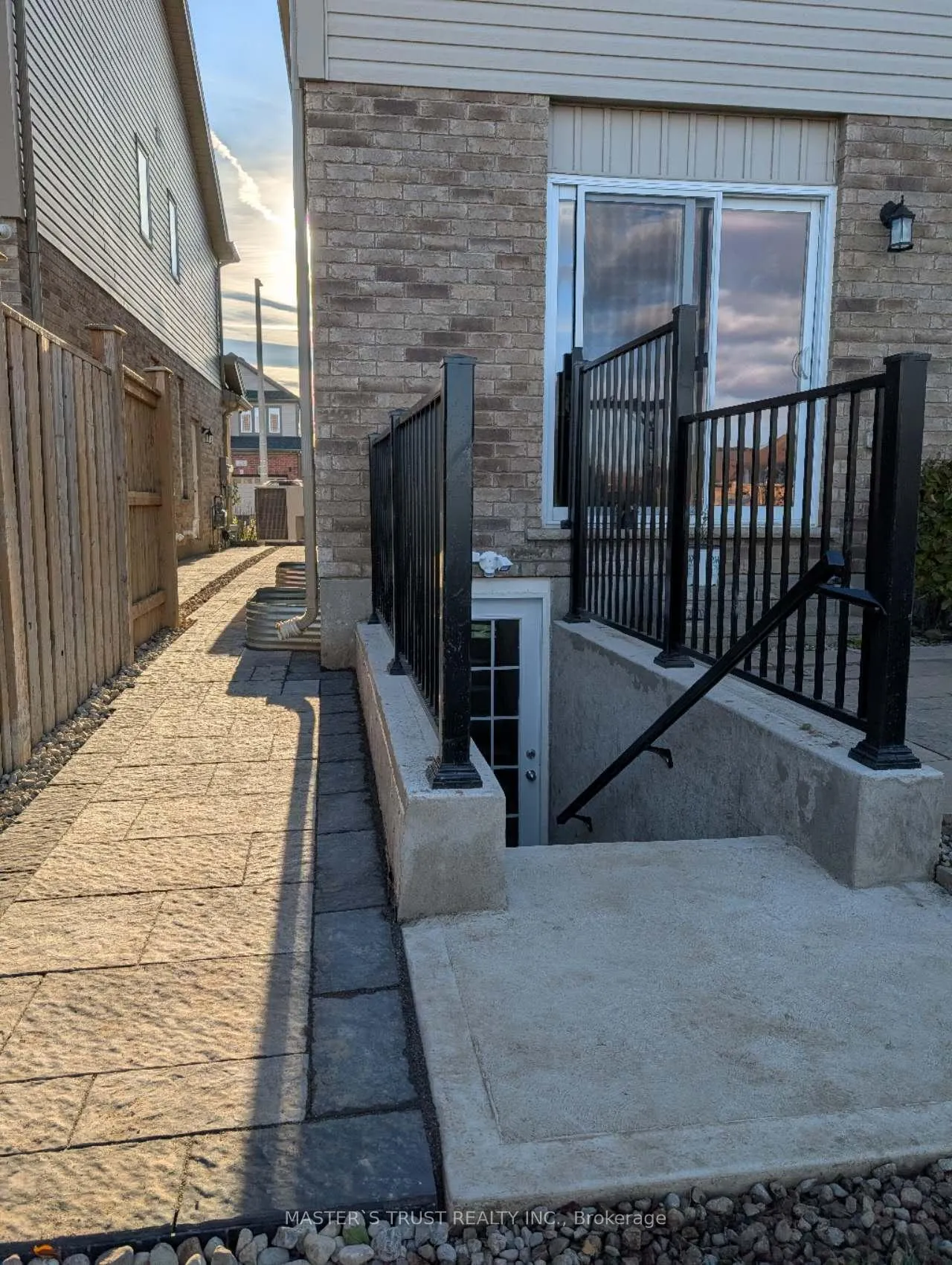 Photo 8 of 100 Kirvan Drive, Guelph, Kortright East — HOMEH