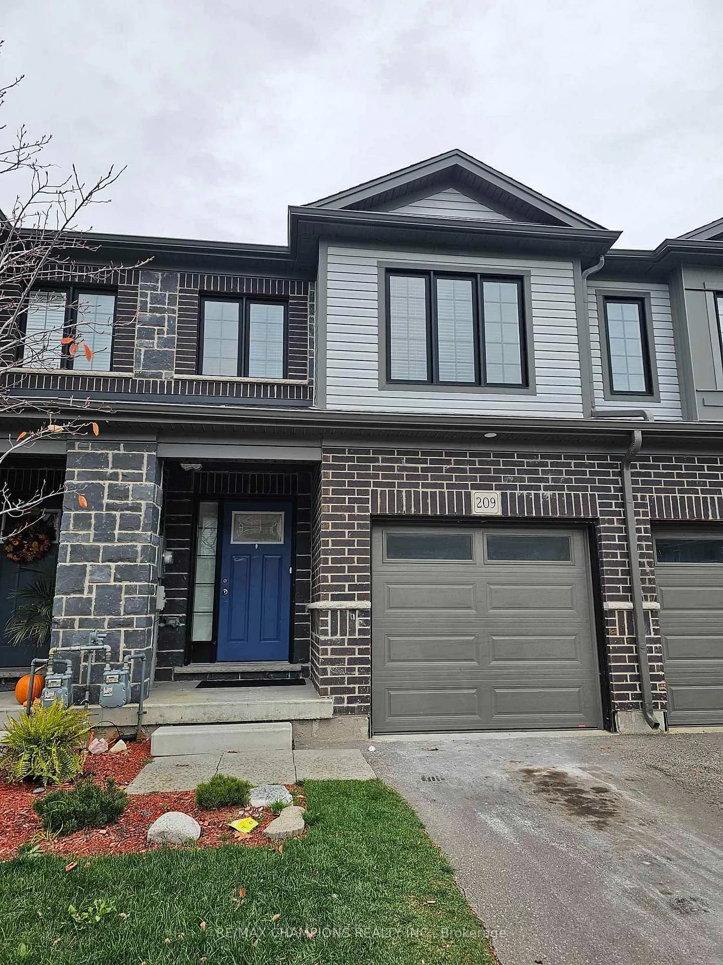 Photo 1 of 209 Woodmeadow Court, Kitchener, Highland West — HOMEH
