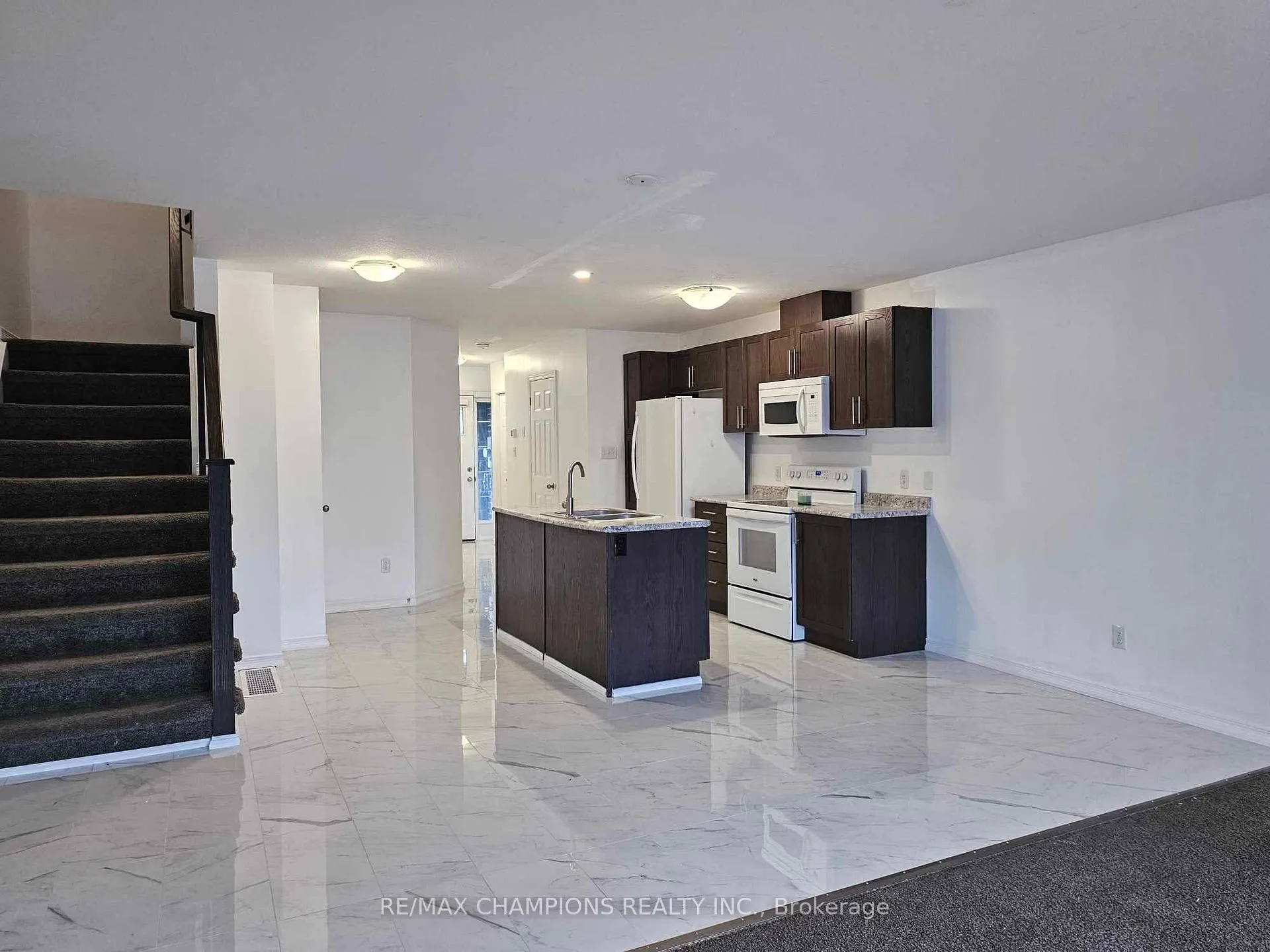 Photo 2 of 209 Woodmeadow Court, Kitchener, Highland West — HOMEH