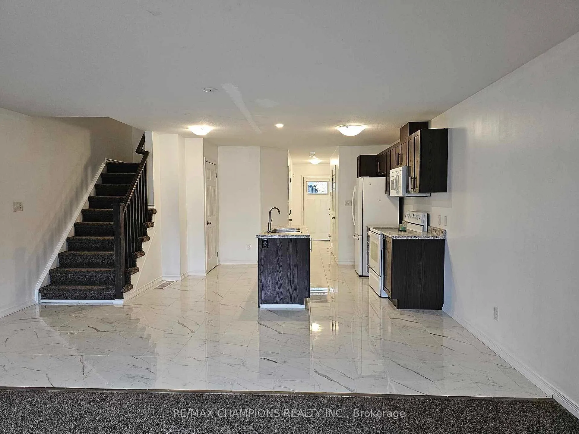 Photo 3 of 209 Woodmeadow Court, Kitchener, Highland West — HOMEH