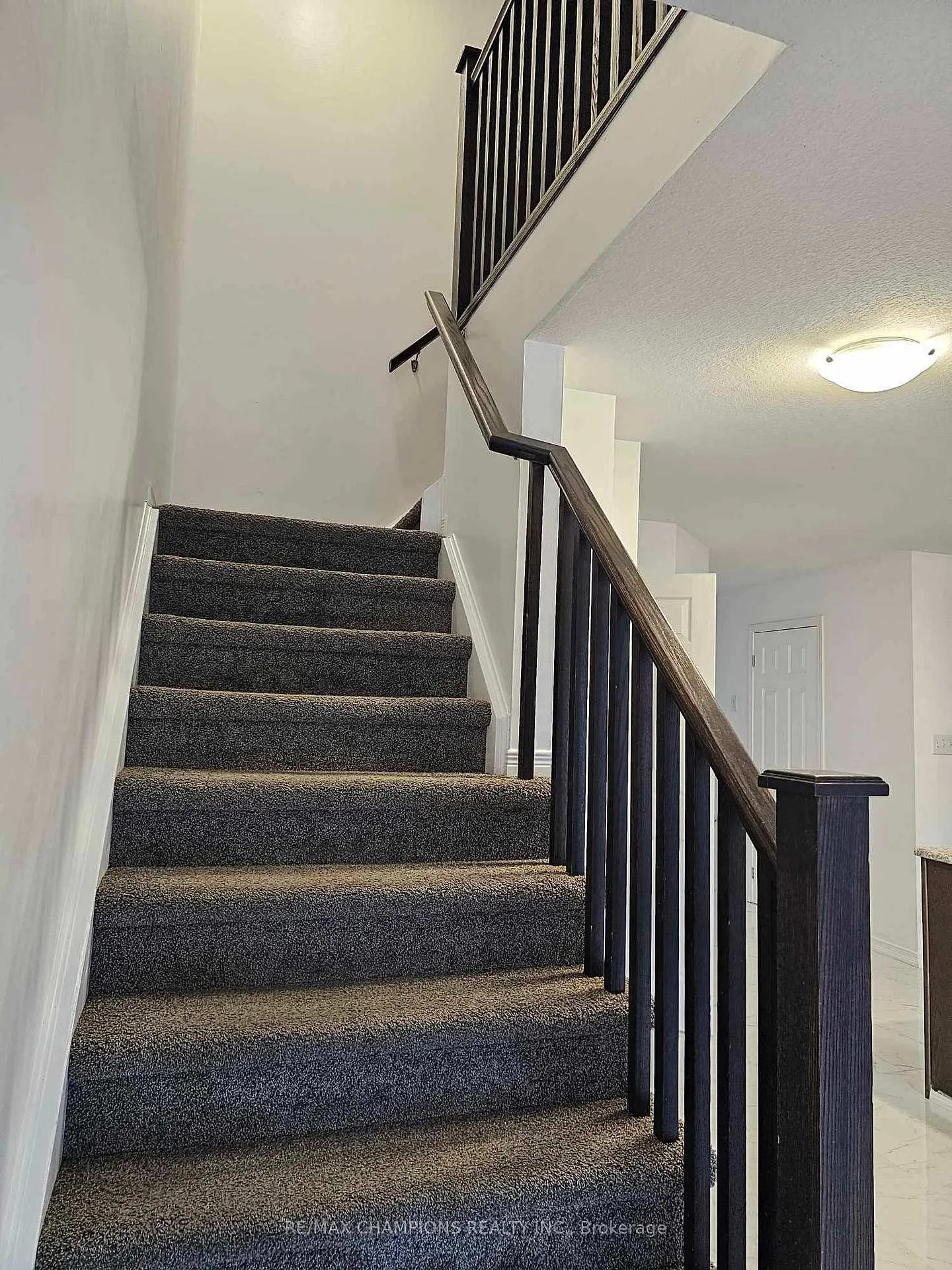 Photo 5 of 209 Woodmeadow Court, Kitchener, Highland West — HOMEH