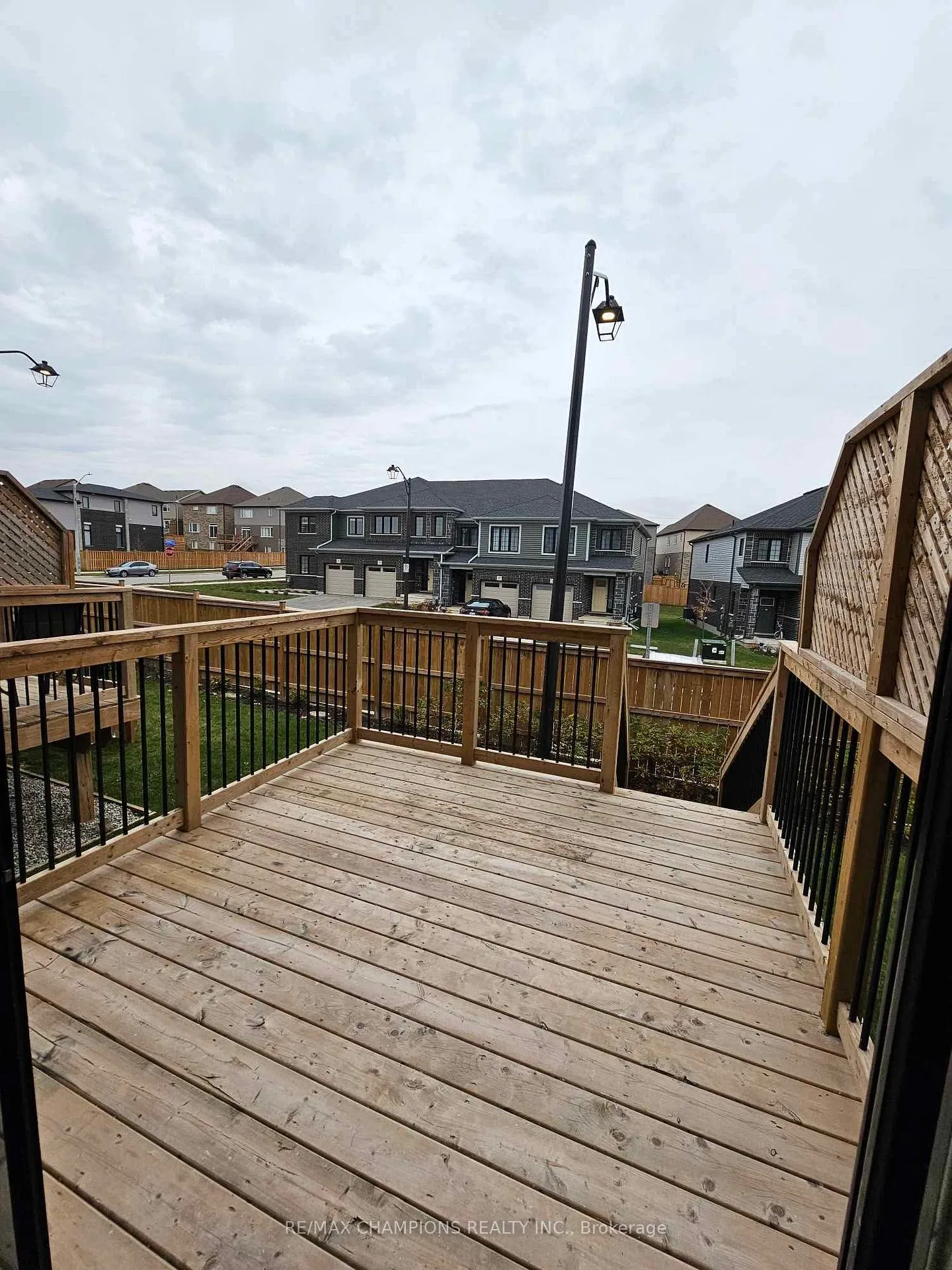 Photo 13 of 209 Woodmeadow Court, Kitchener, Highland West — HOMEH