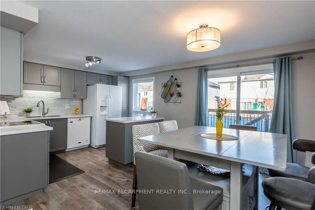 Photo 5 of 136 Donnenwerth Drive, Kitchener — HOMEH
