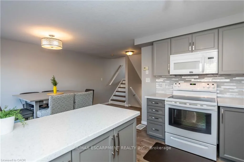 Photo 7 of 136 Donnenwerth Drive, Kitchener — HOMEH