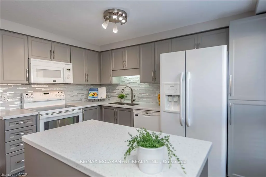 Photo 8 of 136 Donnenwerth Drive, Kitchener — HOMEH