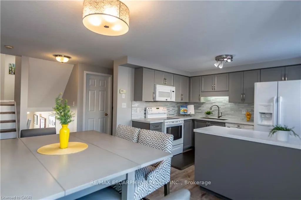 Photo 10 of 136 Donnenwerth Drive, Kitchener — HOMEH