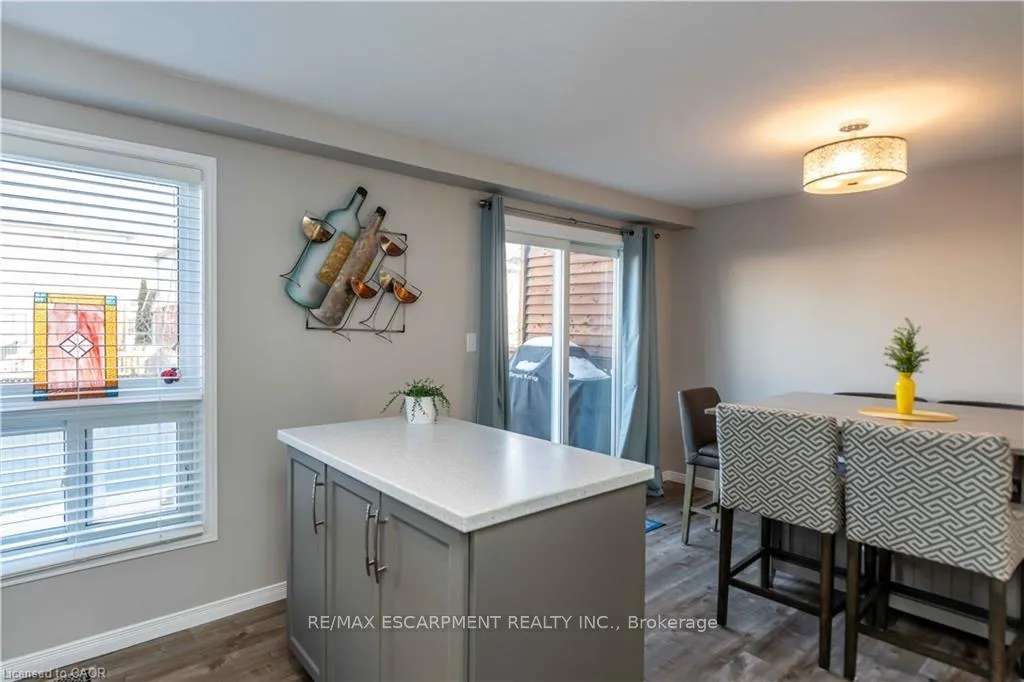 Photo 11 of 136 Donnenwerth Drive, Kitchener — HOMEH