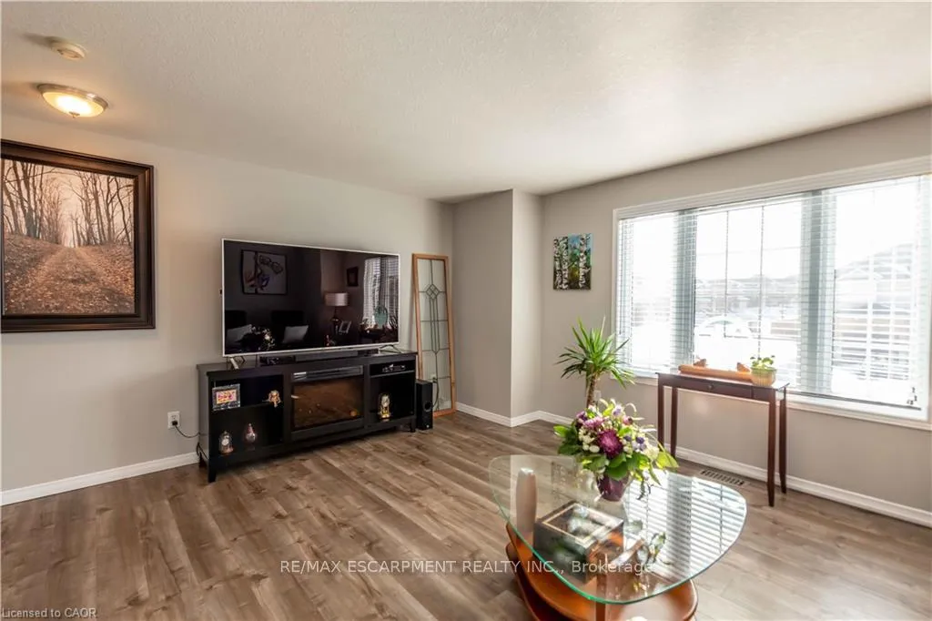 Photo 13 of 136 Donnenwerth Drive, Kitchener — HOMEH