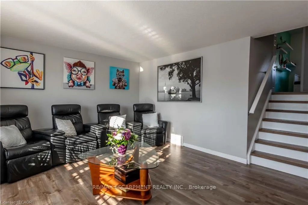 Photo 14 of 136 Donnenwerth Drive, Kitchener — HOMEH