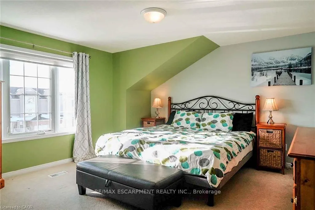 Photo 15 of 136 Donnenwerth Drive, Kitchener — HOMEH