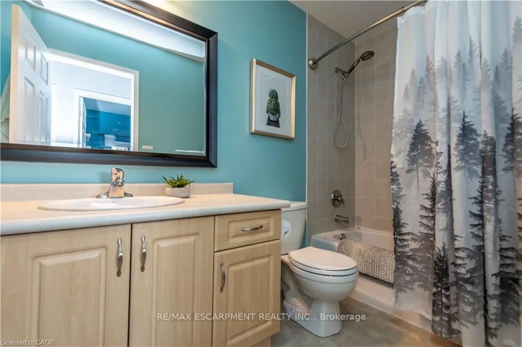 Photo 19 of 136 Donnenwerth Drive, Kitchener — HOMEH
