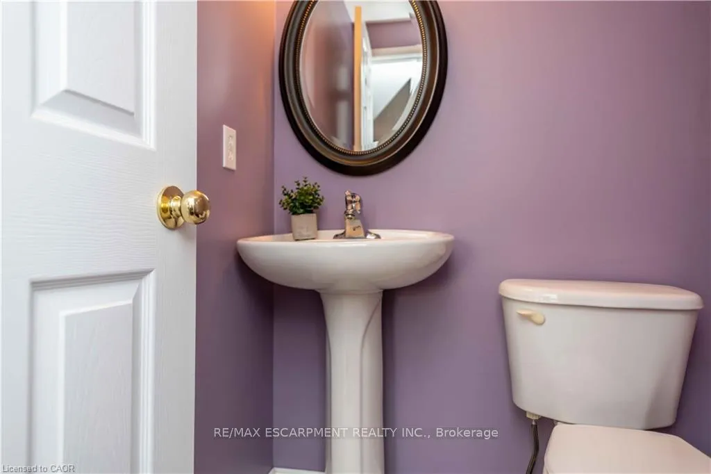 Photo 23 of 136 Donnenwerth Drive, Kitchener — HOMEH