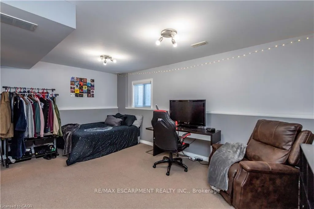 Photo 29 of 136 Donnenwerth Drive, Kitchener — HOMEH