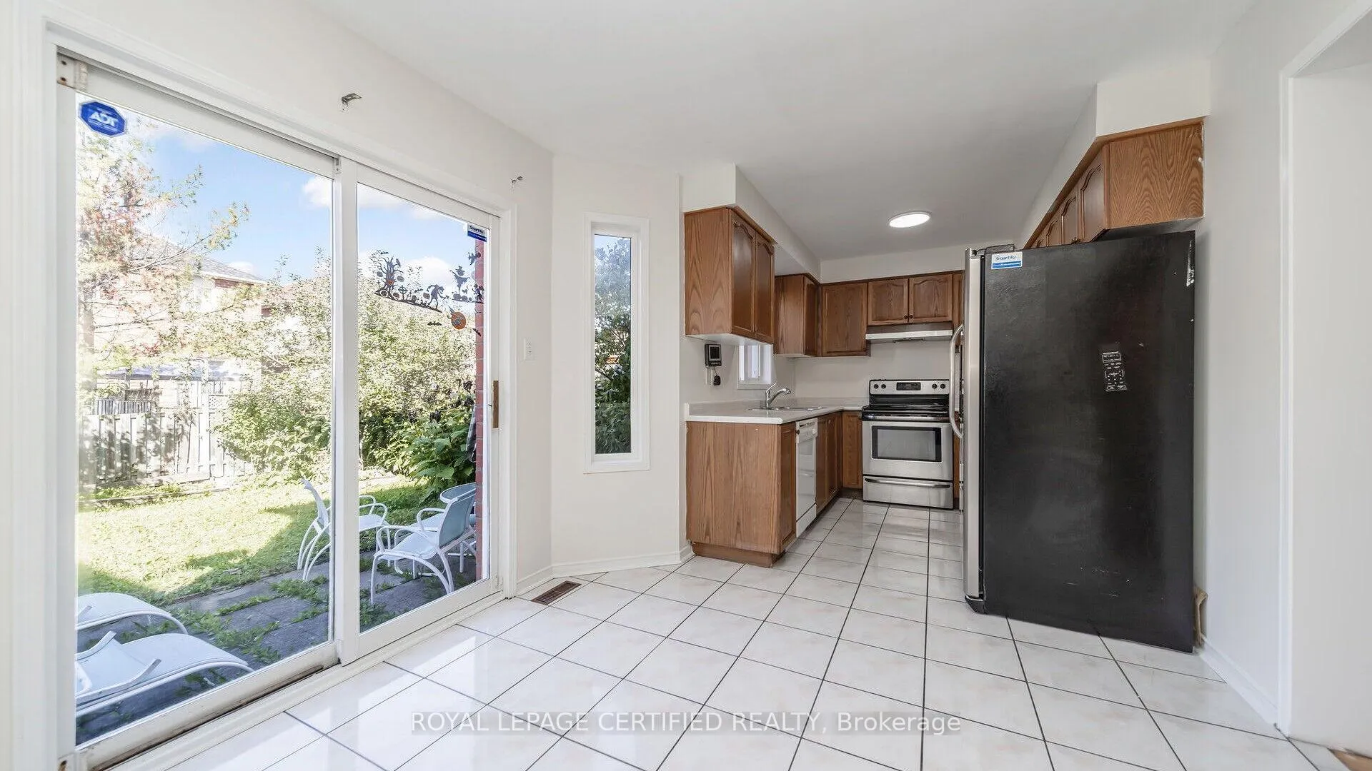 Photo 12 of 6 Hillsburgh Drive, Brampton, Fletcher's Meadow — HOMEH