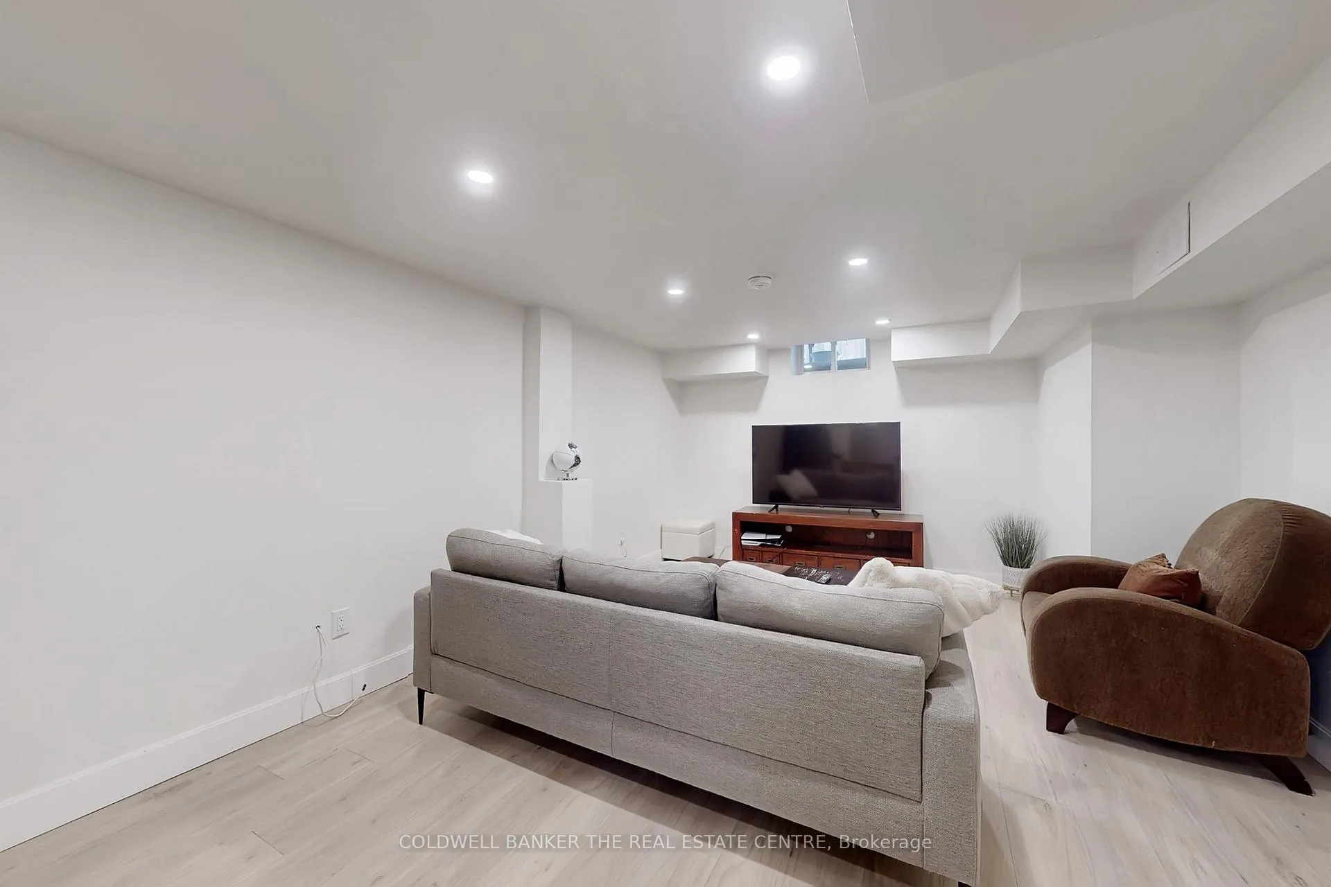 Photo 8 of 32 Hollingshead Drive, Aurora, Aurora Village — HOMEH