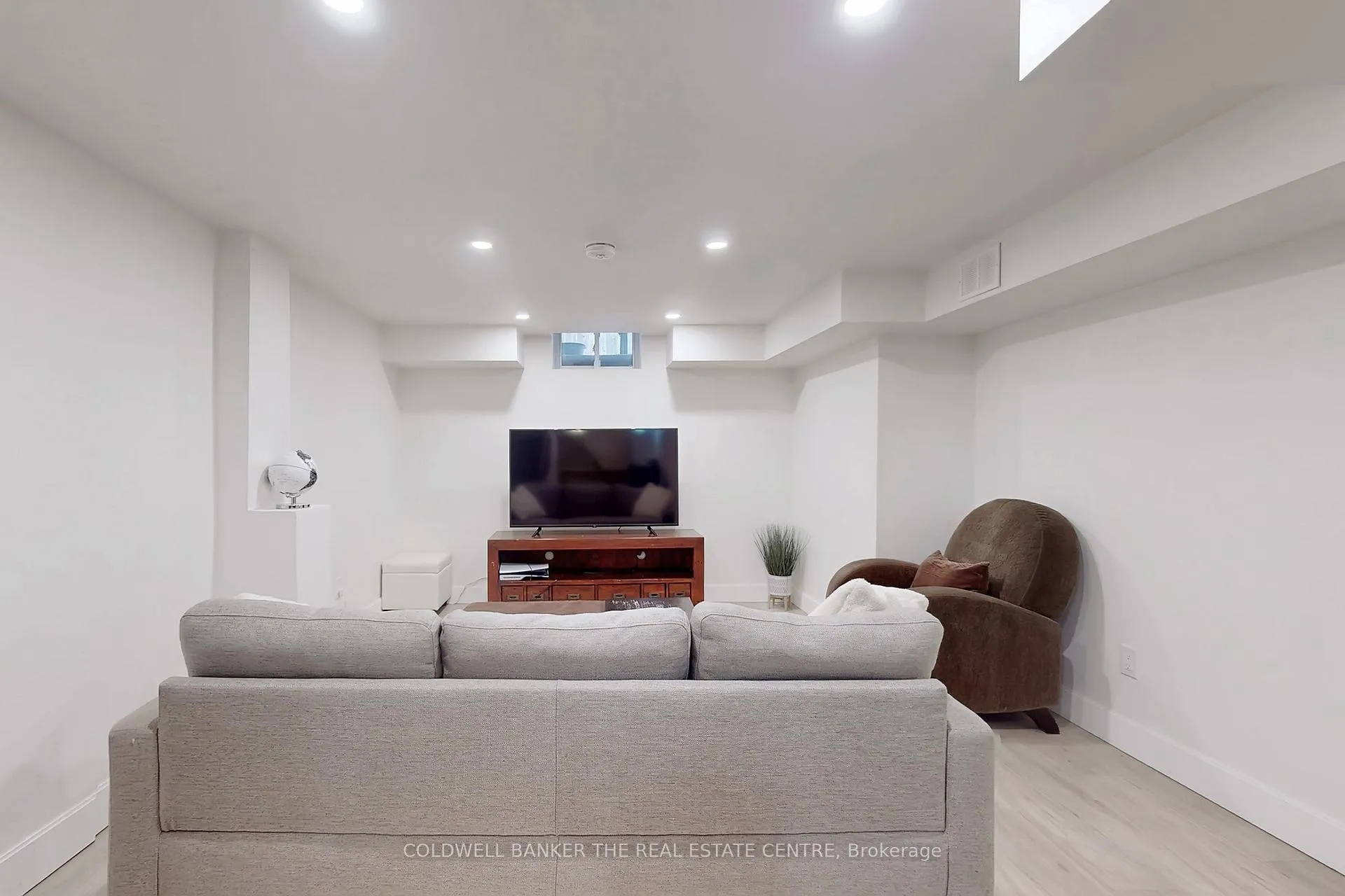 Photo 9 of 32 Hollingshead Drive, Aurora, Aurora Village — HOMEH