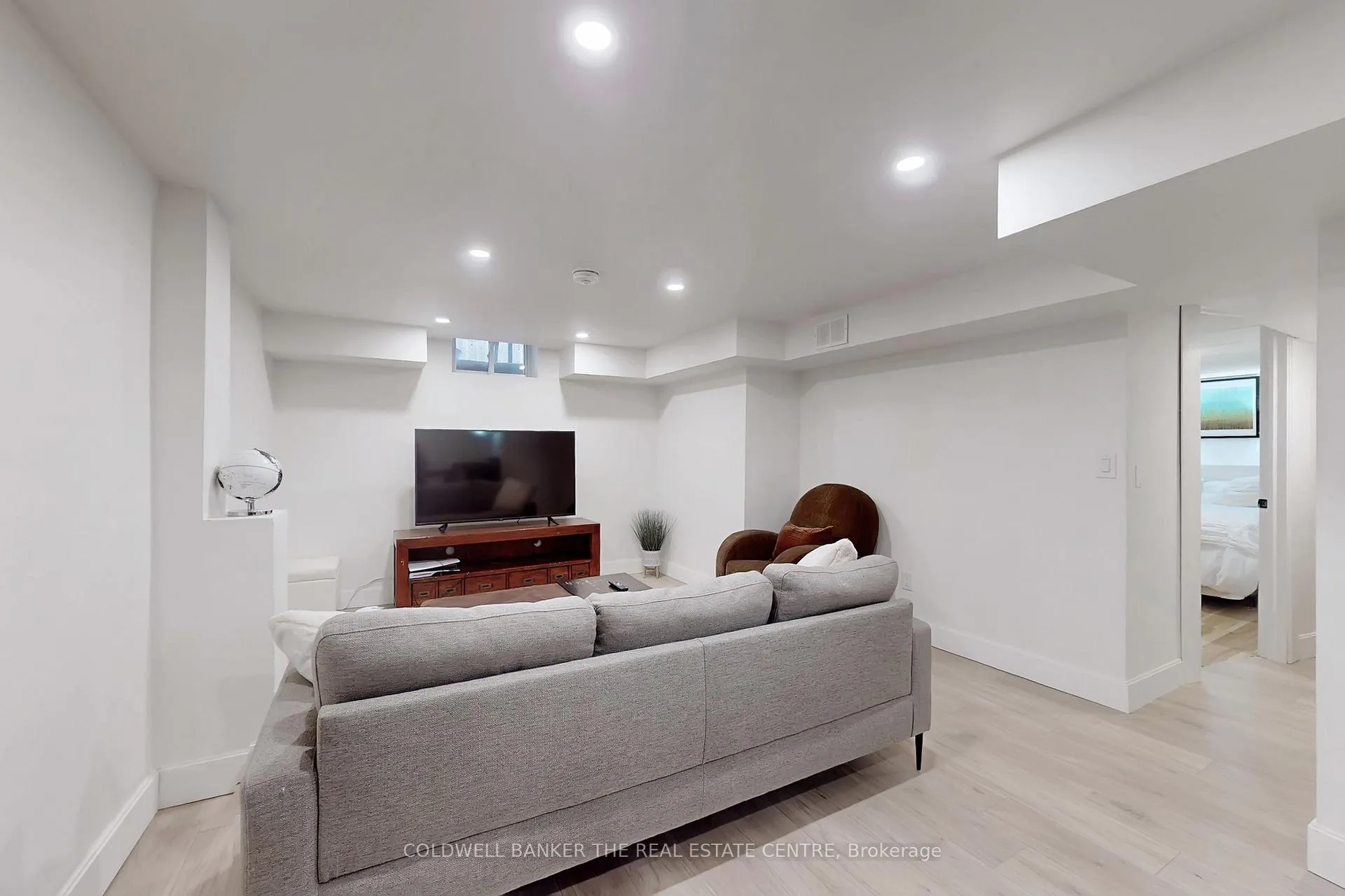 Photo 10 of 32 Hollingshead Drive, Aurora, Aurora Village — HOMEH