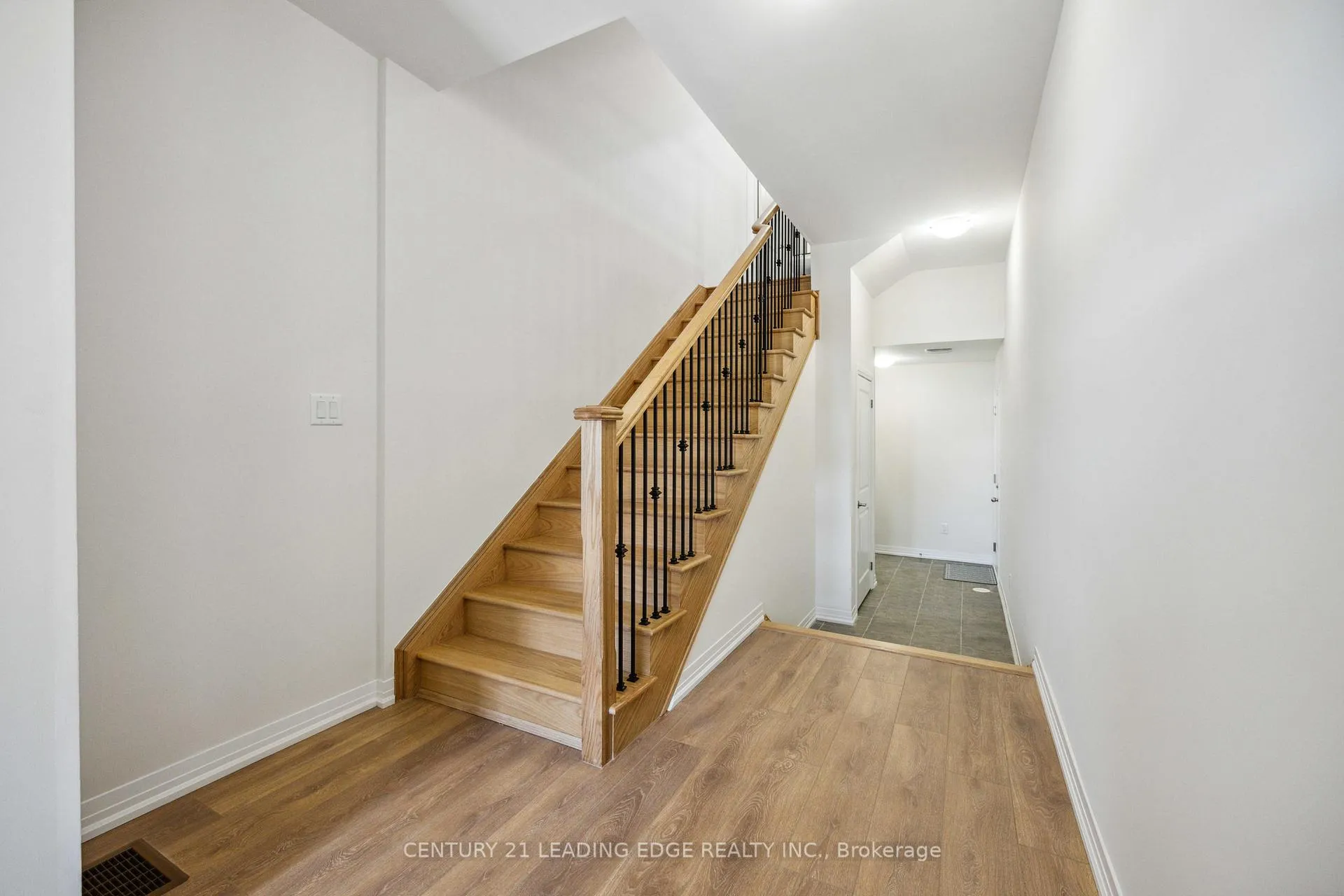 Photo 5 of 152 Turnberry Lane, Barrie, Painswick South — HOMEH