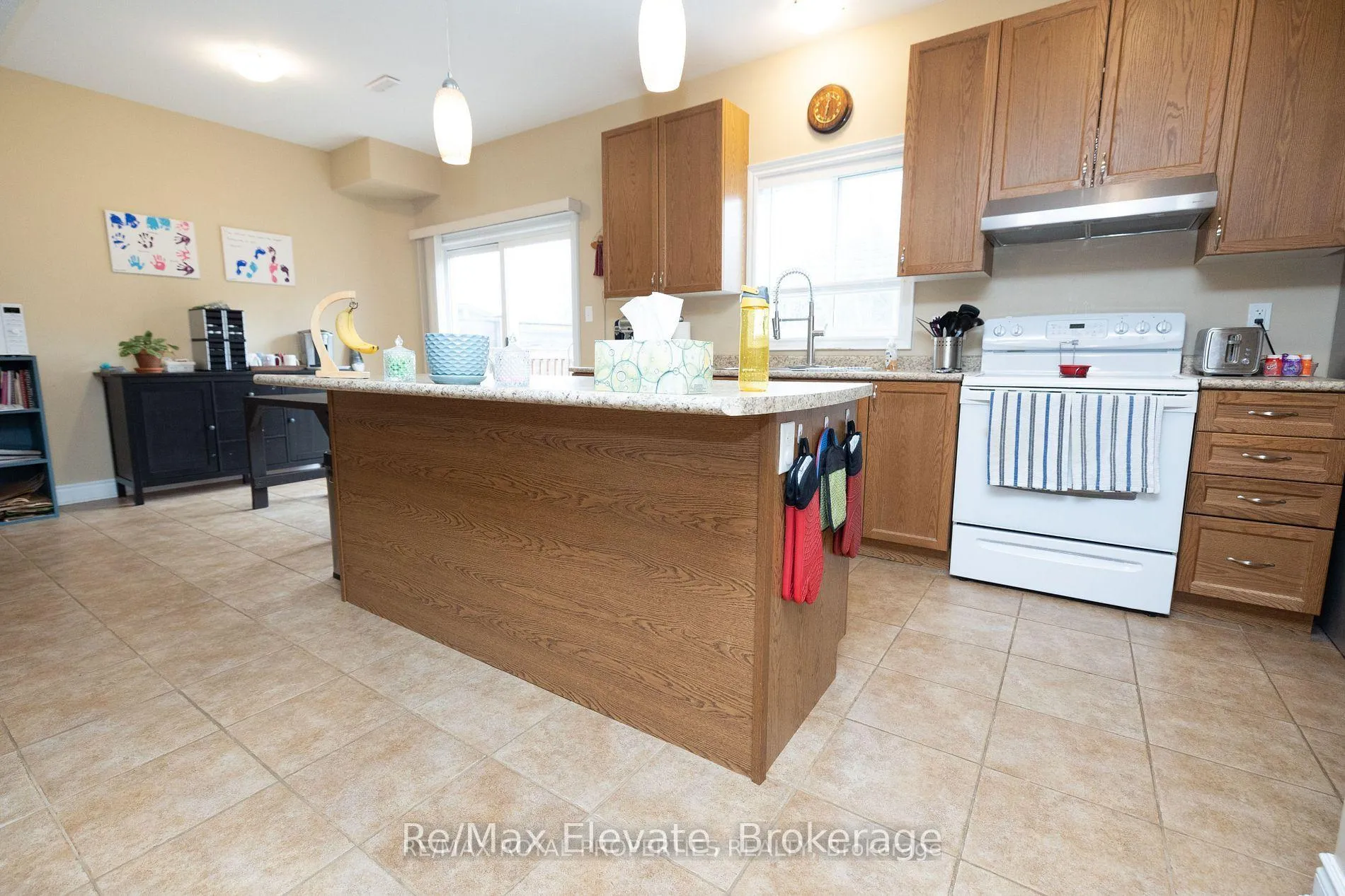 Photo 4 of 4 Trotter Court, Barrie, Holly — HOMEH